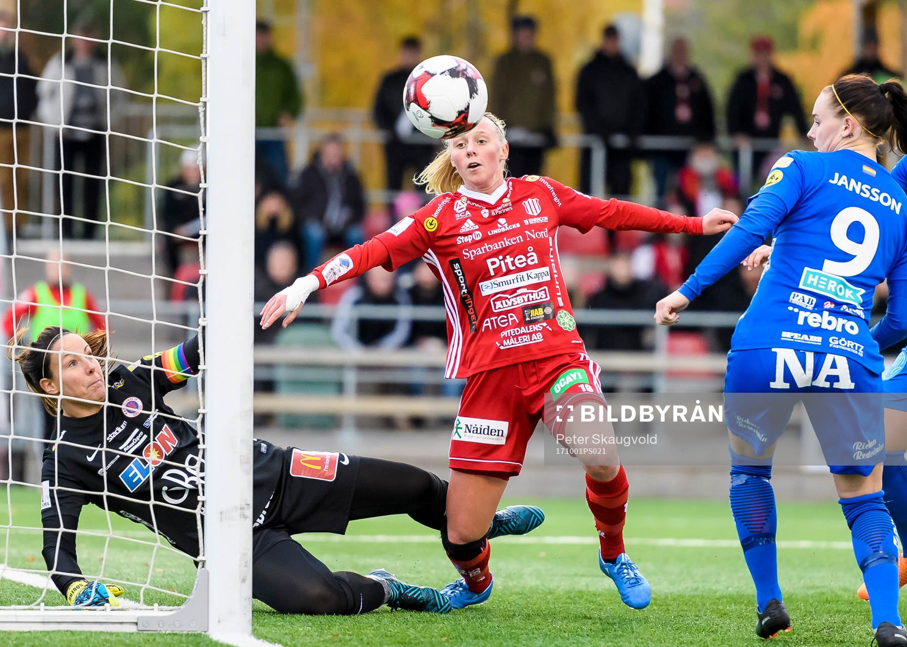 Piteås Elin Bragnum är framme och hotar framför Örebros målvakt Carola Söberg under fotbollsmatchen i Damallsvenskan mellan Piteå och Örebro den 1 Oktober 2017 i Piteå.