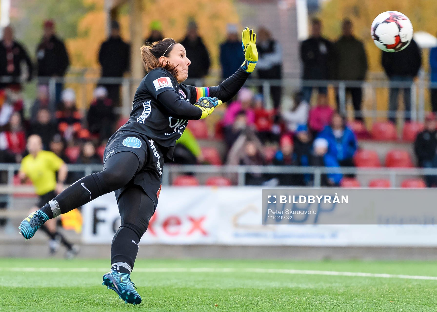 Örebros målvakt Carola Söberg räddar ett skott under fotbollsmatchen i Damallsvenskan mellan Piteå och Örebro den 1 Oktober 2017 i Piteå.