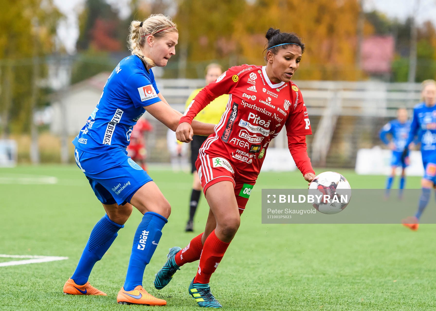 Piteås Madelen Janogy och Örebros Frida Svensson under fotbollsmatchen i Damallsvenskan mellan Piteå och Örebro den 1 Oktober 2017 i Piteå.