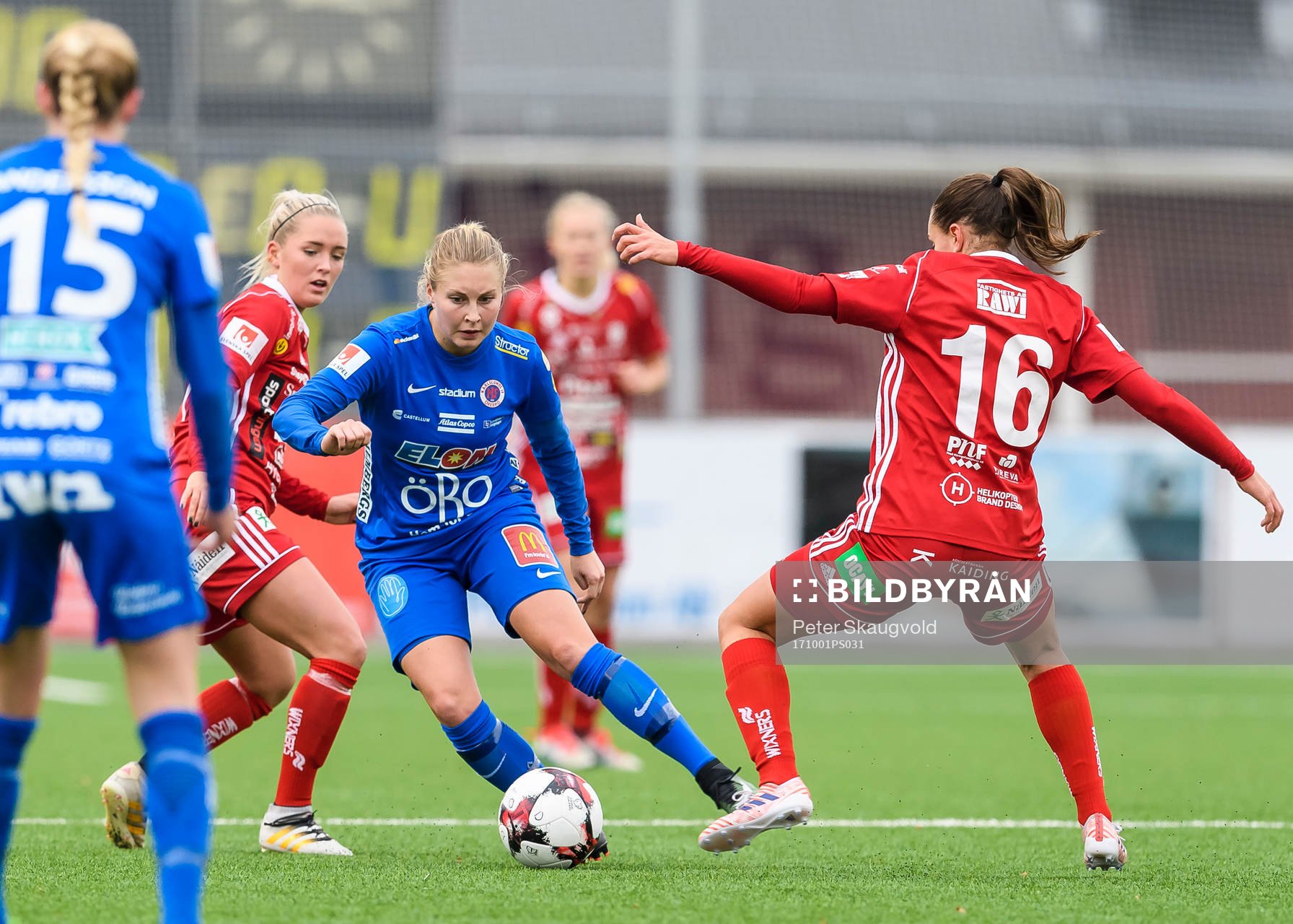 Örebros Fanny Andersson med bollen