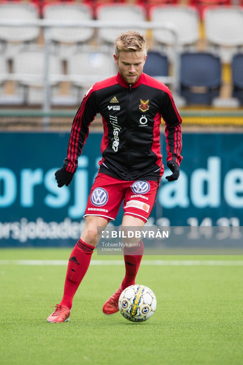 Östersunds Dennis Widgren värmer upp