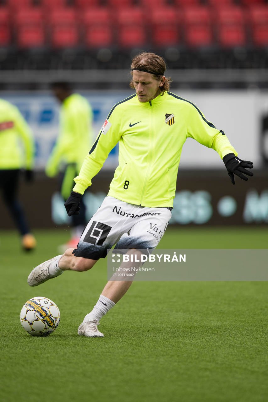 Häckens Erik Friberg värmer upp