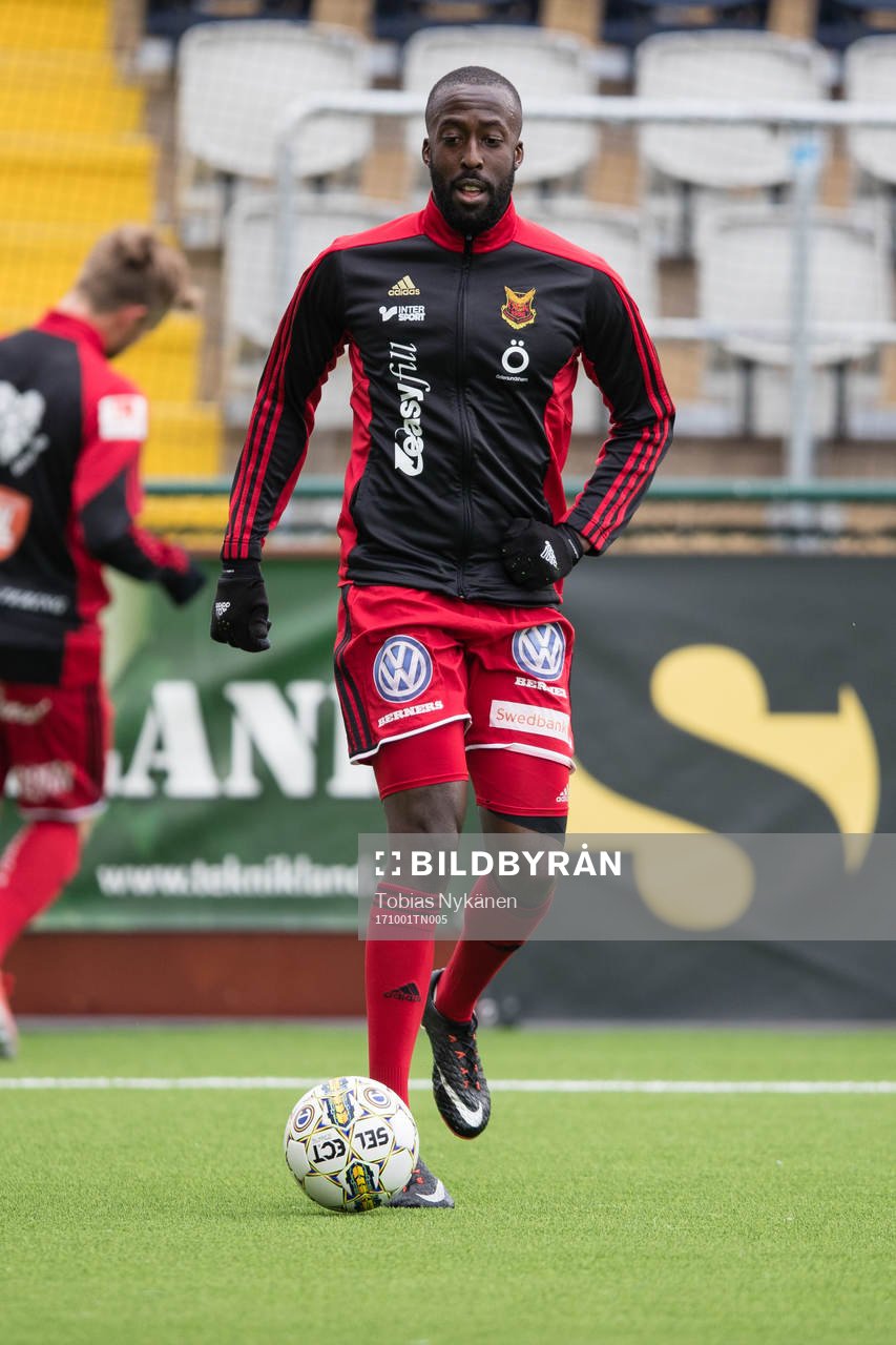 Östersunds Ronald Mukiibi värmer upp
