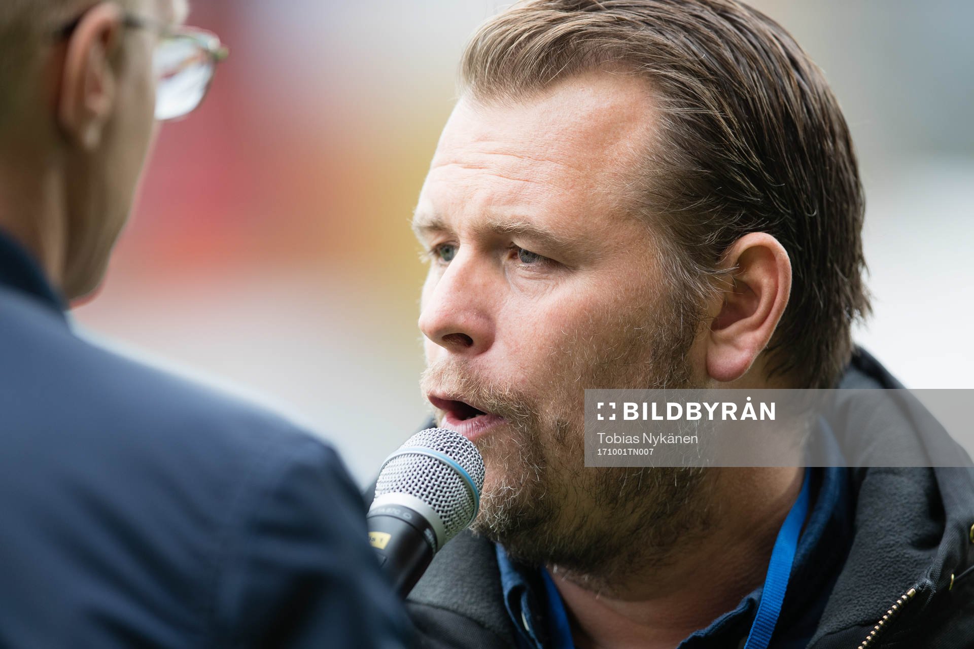 Häckens tränare Mikael Stahre gör en intervju innan