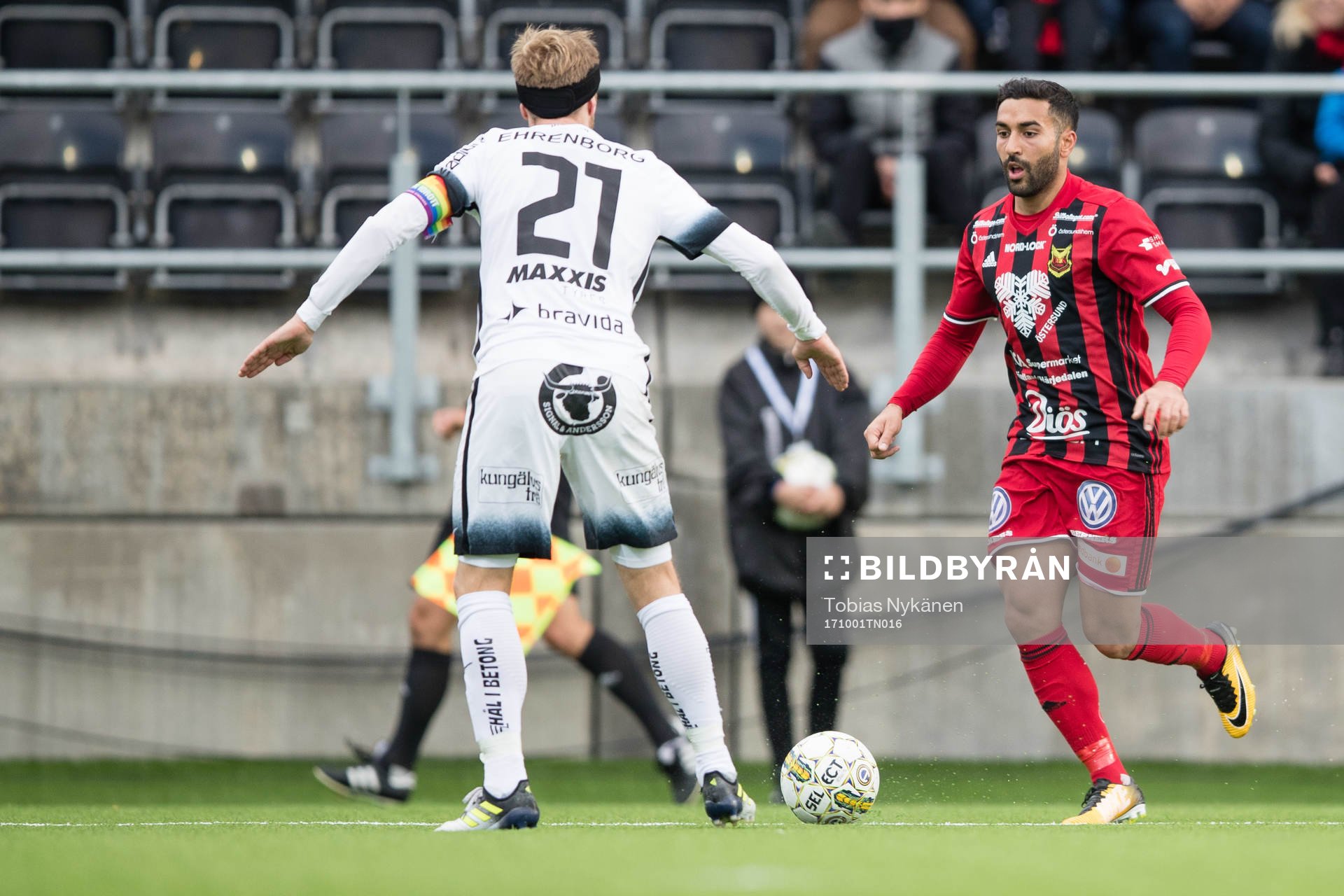 Östersunds Saman Ghoddos mot Häckens Rasmus Lindgren