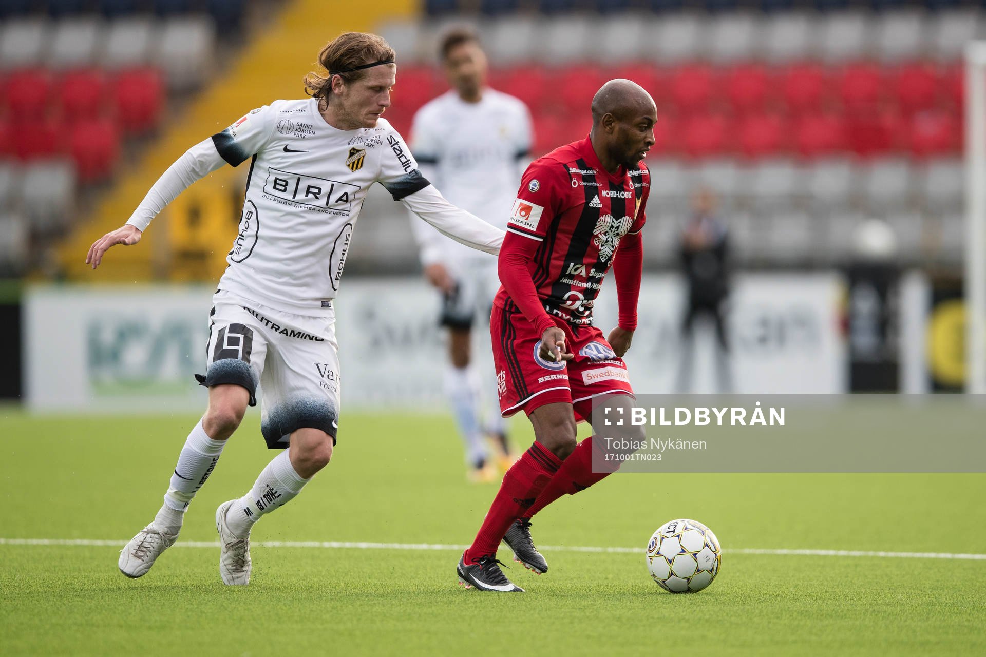 Östersunds Fouad Bachirou mot Häckens Erik Friberg