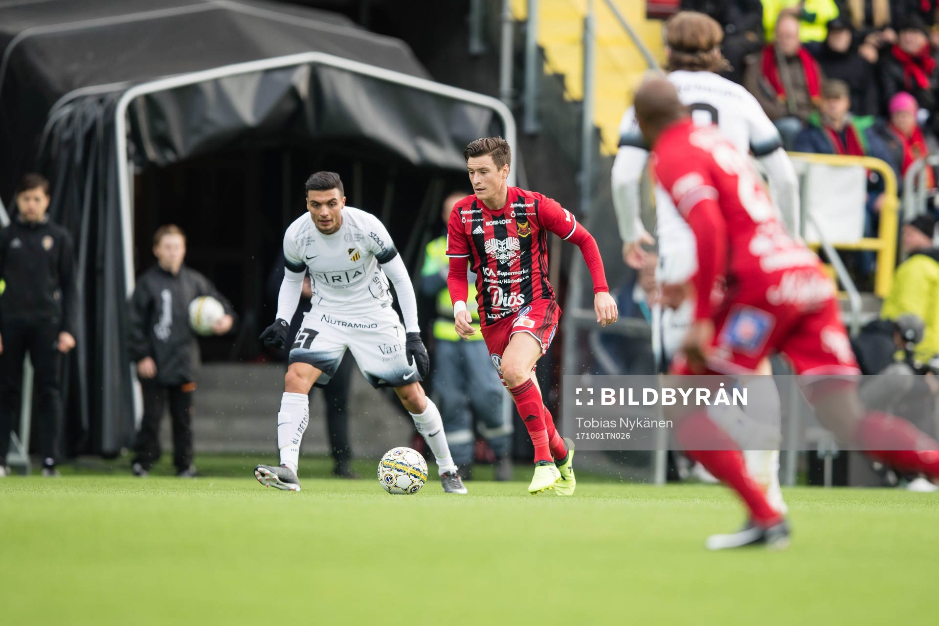 Östersunds Jamie Hopcutt mot Häckens Ahmed Yasin