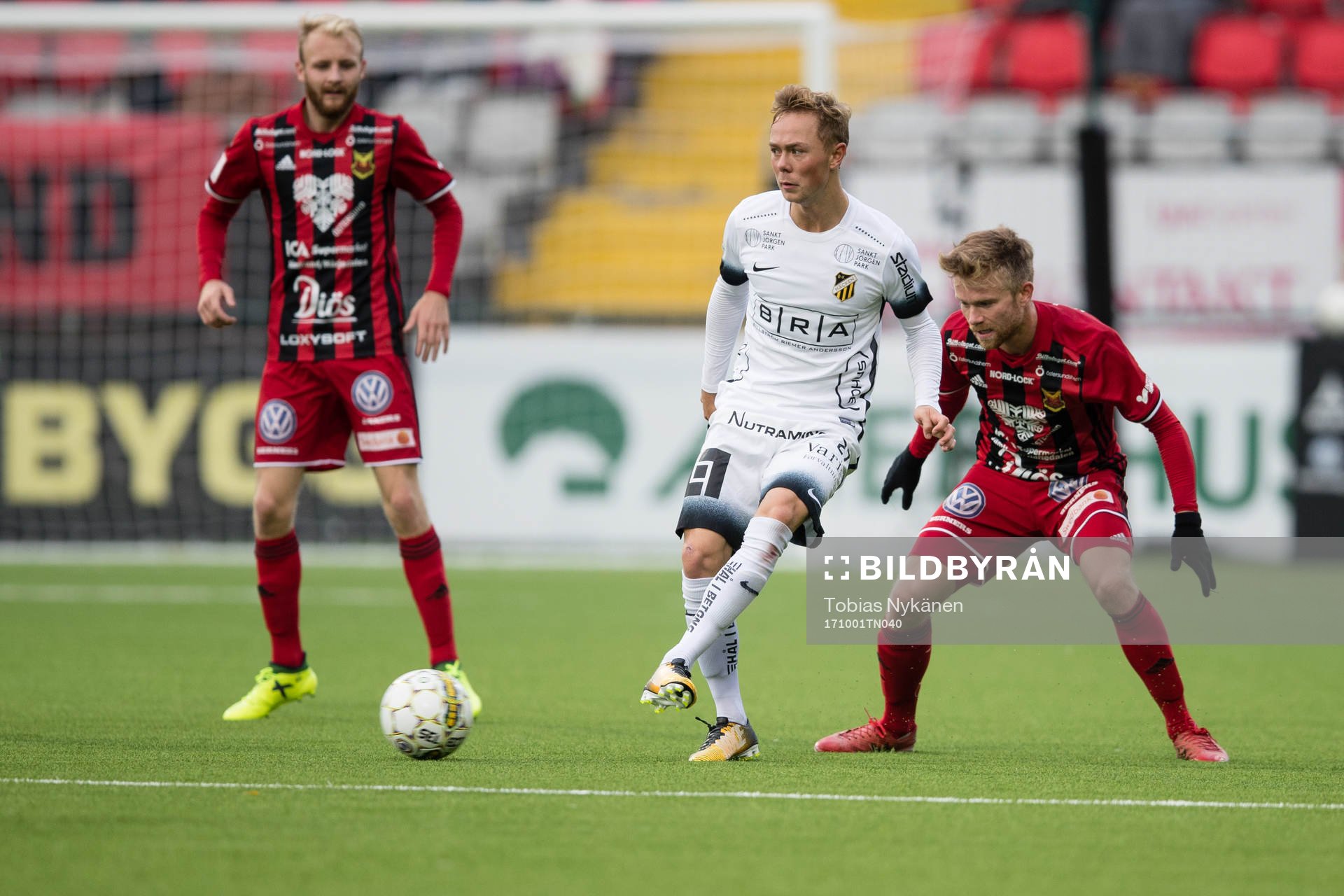 Häckens Joel Andersson mot Östersunds Curtis Edwards och