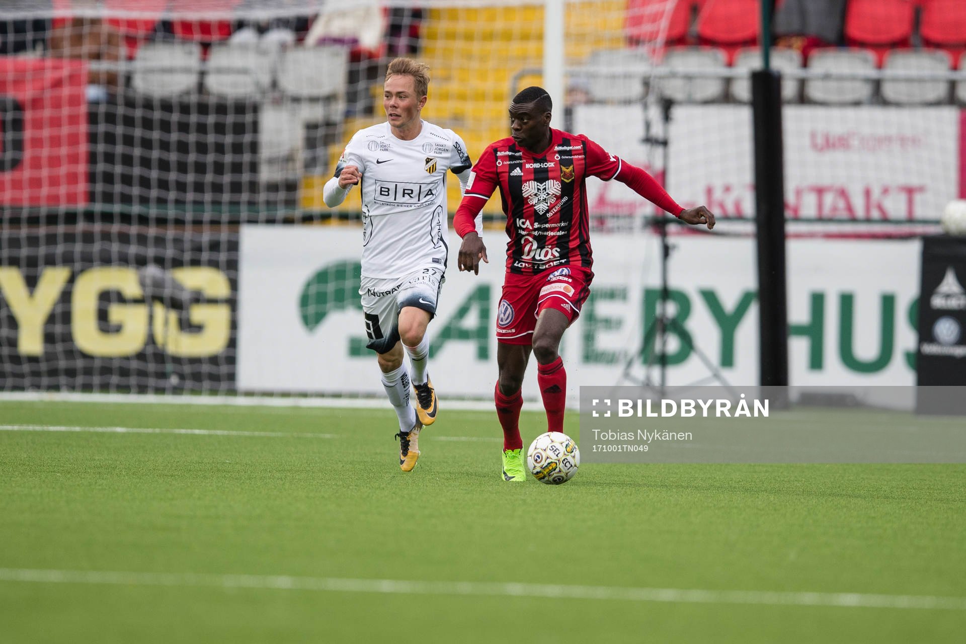 Östersunds Ken Sema mot Häckens Joel Andersson