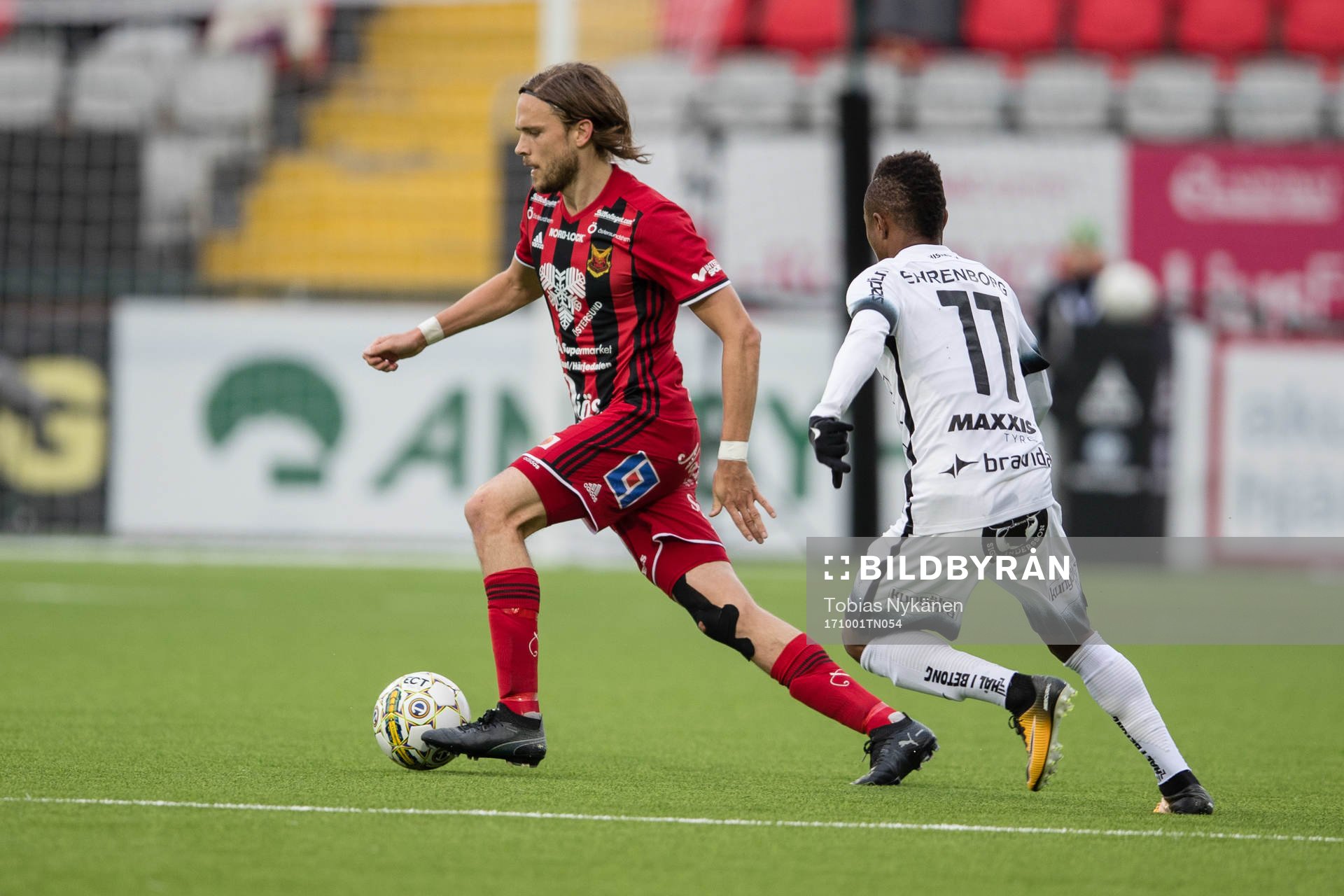 Östersunds Tom Pettersson mot Häckens Nasiru Mohammed