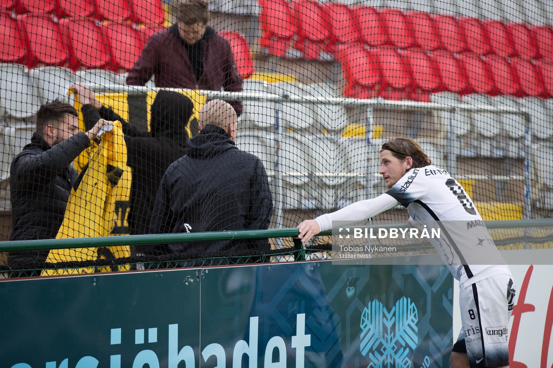 Häckens Erik Friberg pratar med fansen