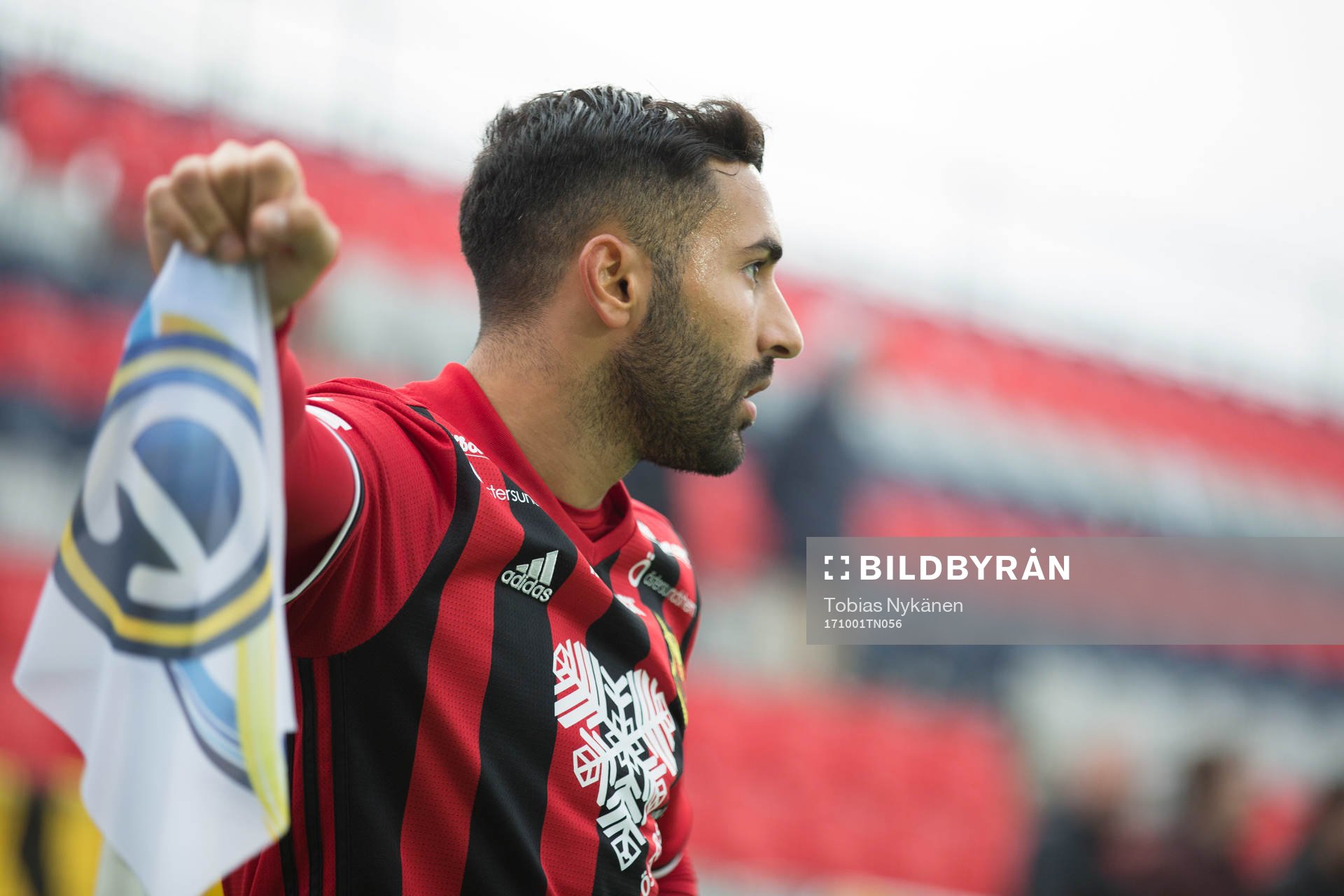 Östersunds Saman Ghoddos står och håller i hörnflaggan
