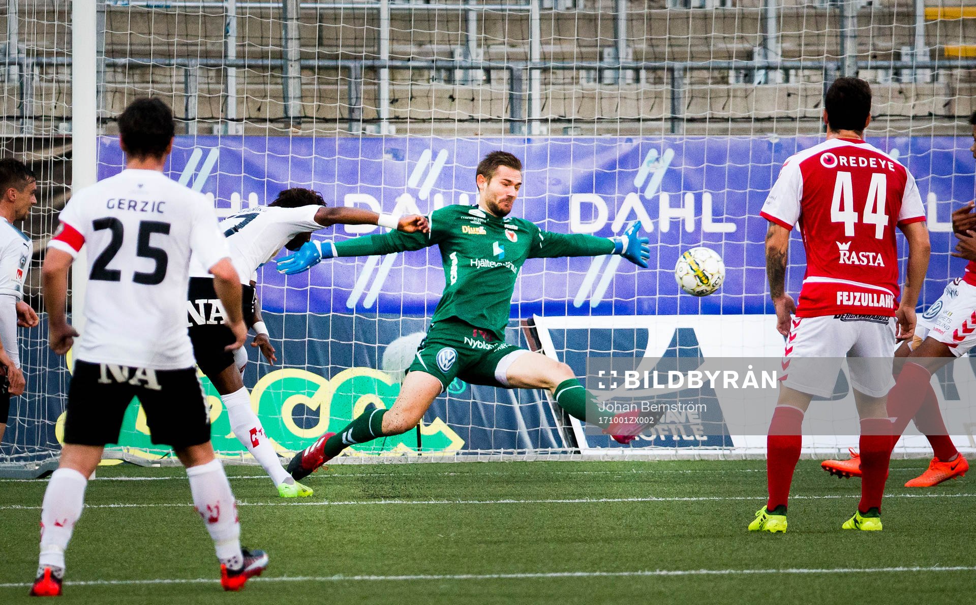 Örebros Kennedy Igboananike gör 1-0 på Kalmars målvakt