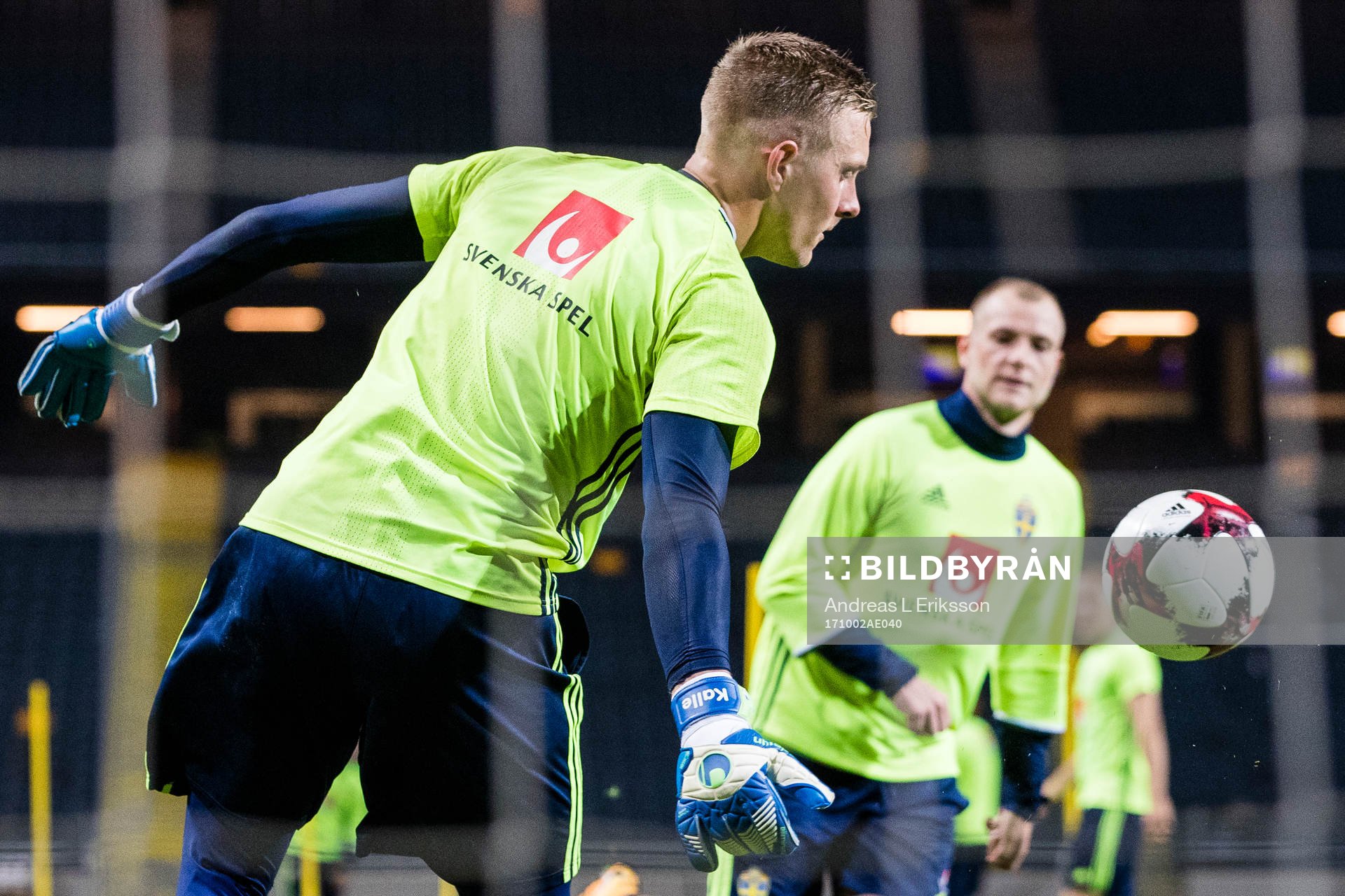 Sveriges målvakt Karl-Johan Johnsson och John Guidetti