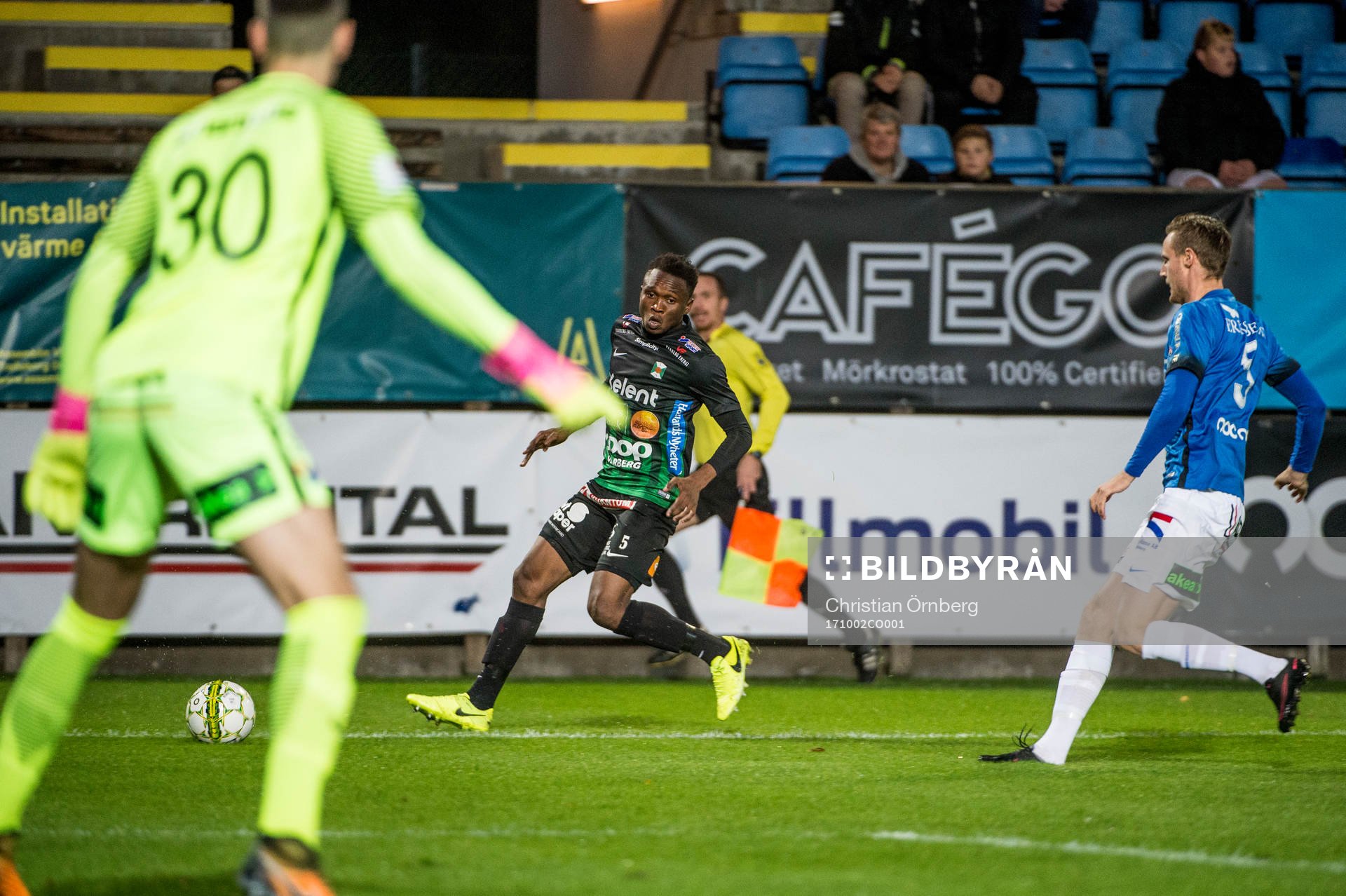 Varbergs Lawson Sabah mot Trelleborgs målvakt Marko