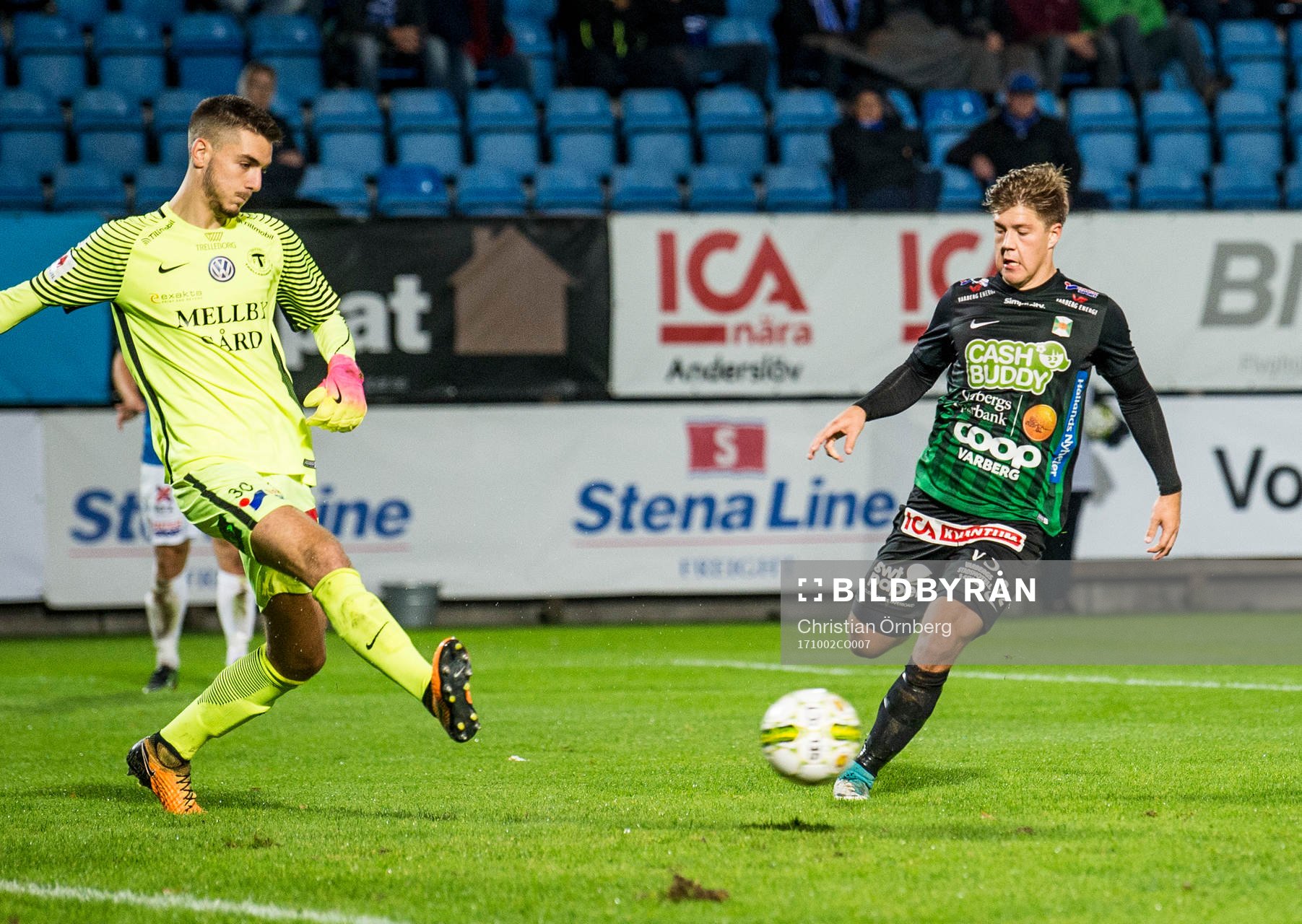 Varbergs Joel Palmqvist mot Trelleborgs målvakt Marko Johansson under fotbollsmatchen i Superettan mellan Trelleborg och Varberg den 2 oktober 2017 i Trelleborg.