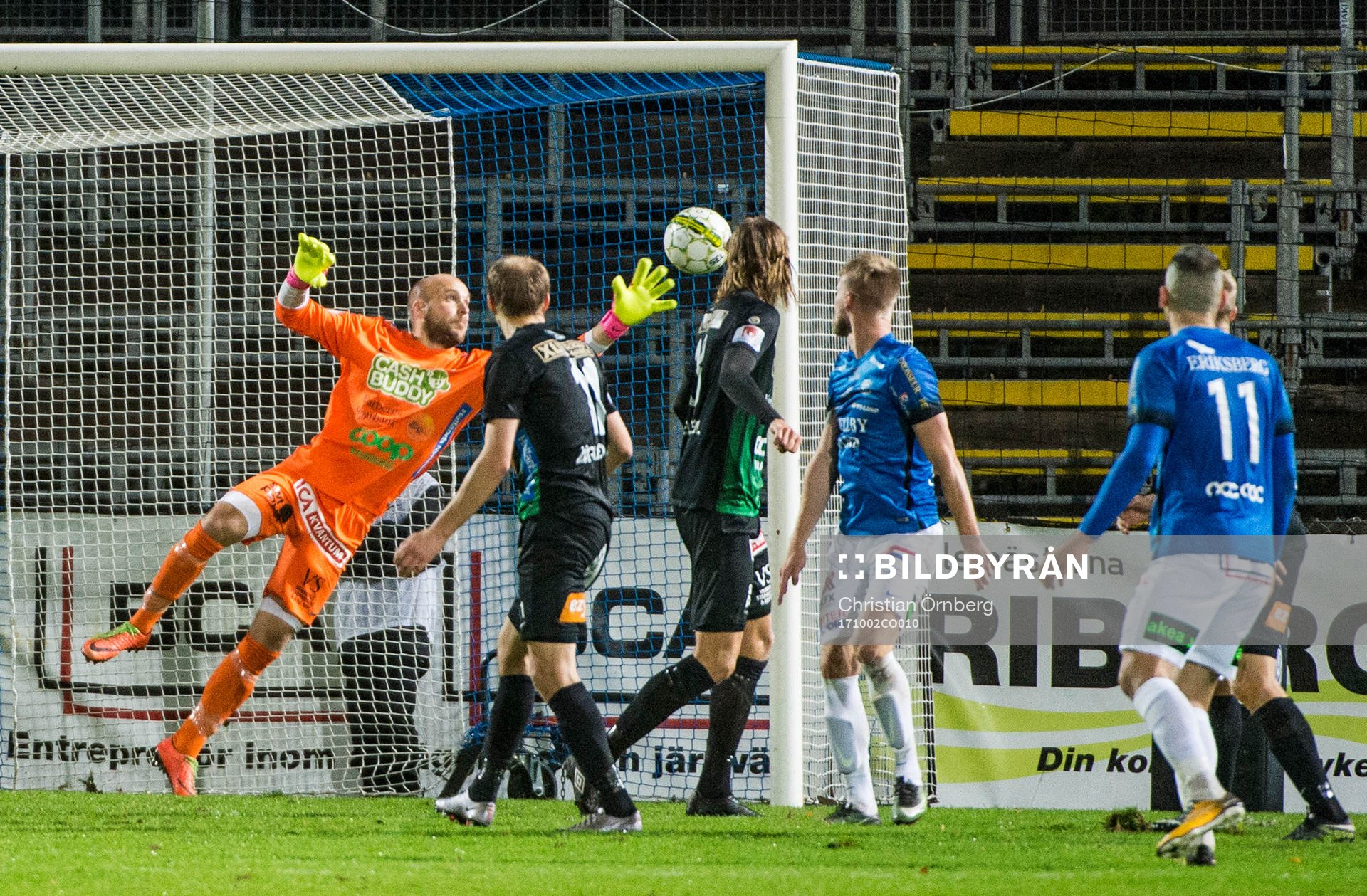 Varbergs målvakt Peter Dahlberg gör en räddning