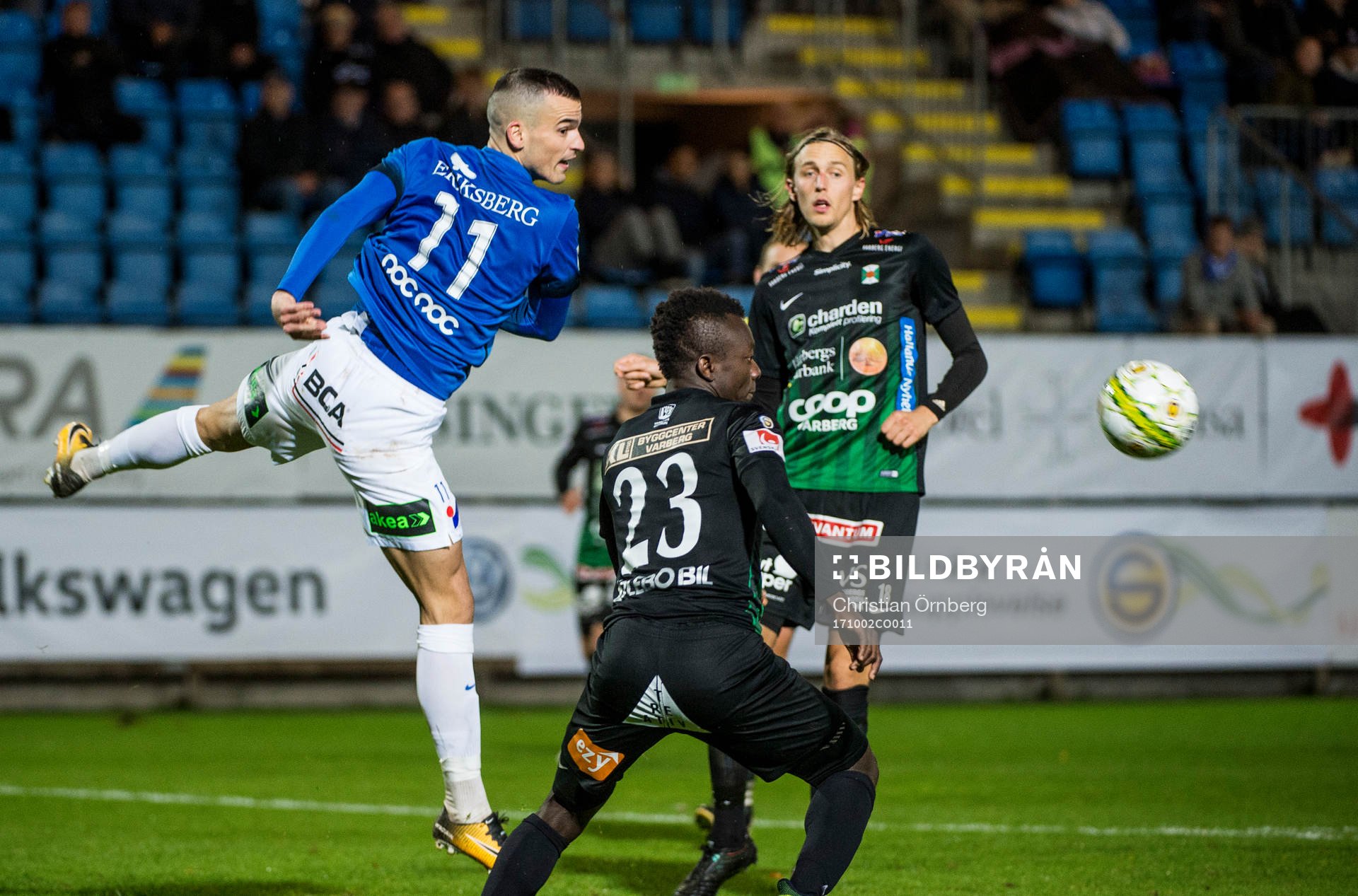 Trelleborgs Dino Islamovic mot Varbergs Thomas Boakye och Joakim Lindner under fotbollsmatchen i Superettan mellan Trelleborg och Varberg den 2 oktober 2017 i Trelleborg.