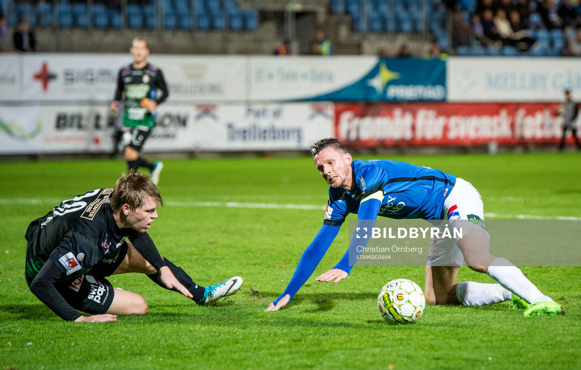 Varbergs Anton Liljenbäck mot Trelleborgs Kristian Haynes under fotbollsmatchen i Superettan mellan Trelleborg och Varberg den 2 oktober 2017 i Trelleborg.