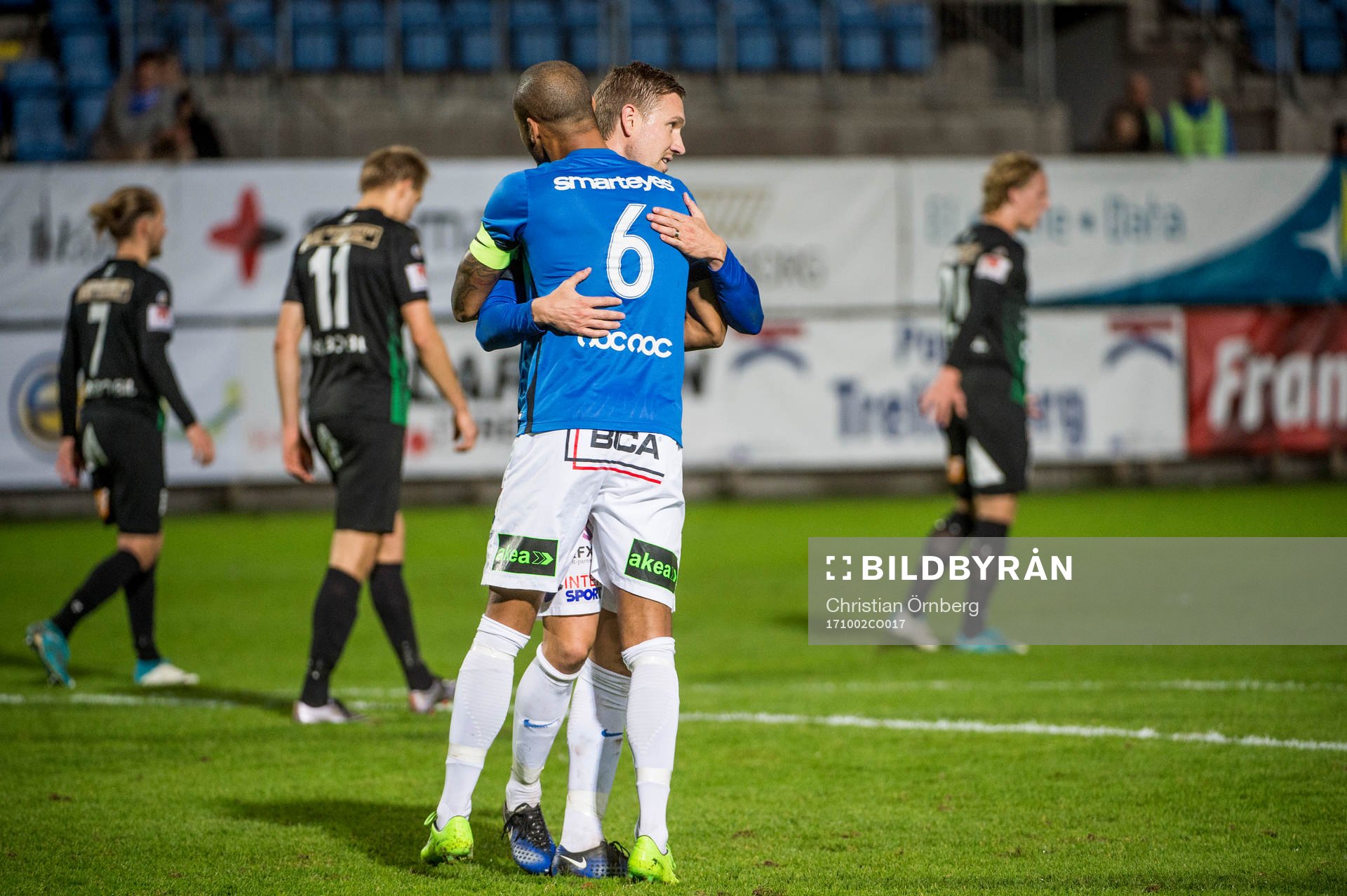 Trelleborgs Marcus Pode jublar efter 1-0 på straff med Salif Camara Jönsson under fotbollsmatchen i Superettan mellan Trelleborg och Varberg den 2 oktober 2017 i Trelleborg.