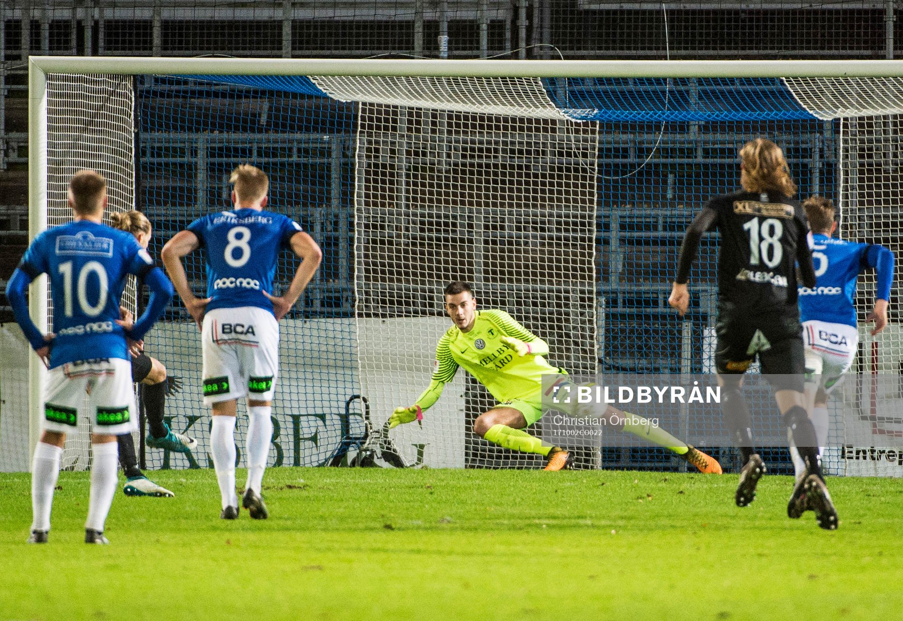Varbergs Oliver Silverholt sätter 1-1 på straff på Trelleborgs målvakt Marko Johansson under fotbollsmatchen i Superettan mellan Trelleborg och Varberg den 2 oktober 2017 i Trelleborg.