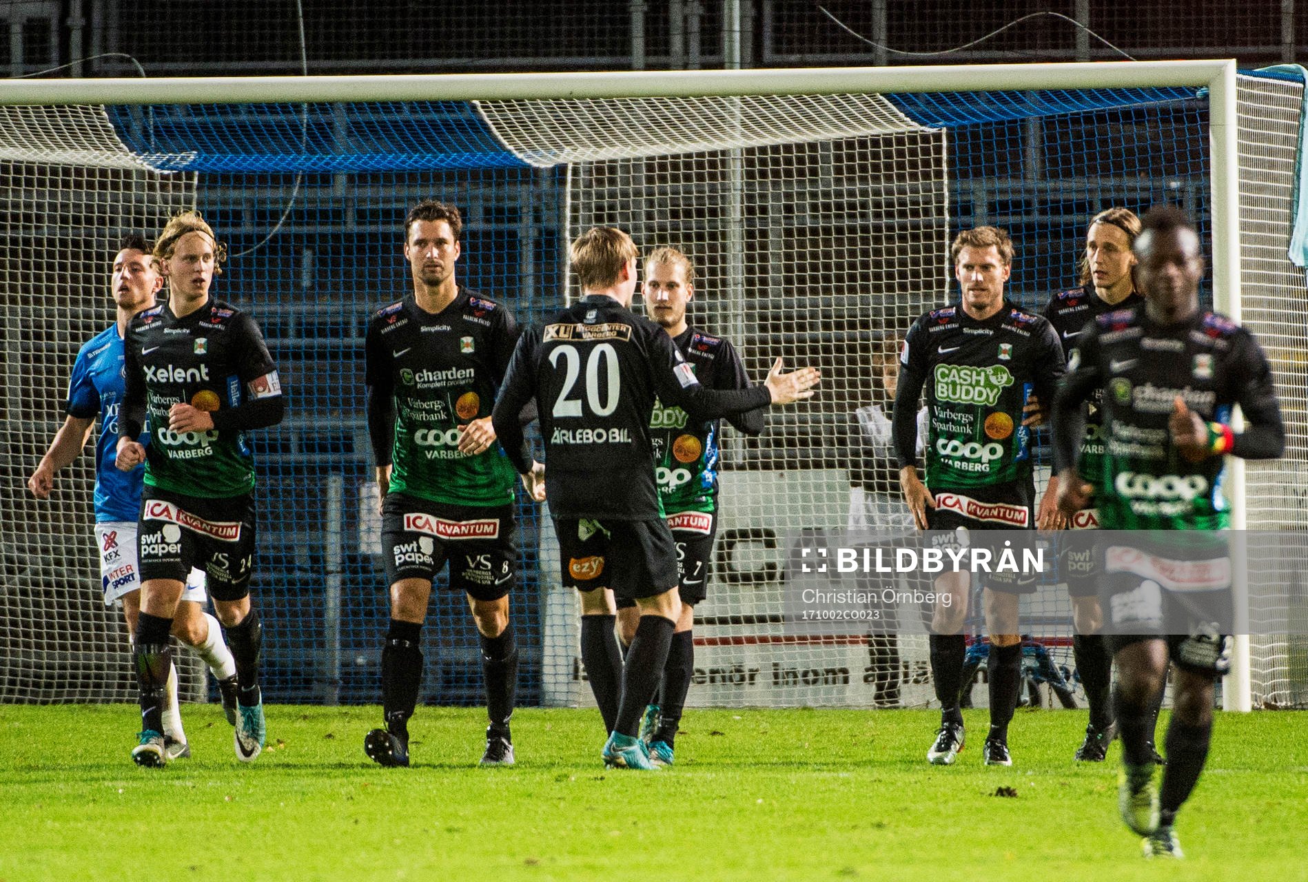 Varbergs Oliver Silverholt jublar med lagkamraterna efter 1-1 på straff under fotbollsmatchen i Superettan mellan Trelleborg och Varberg den 2 oktober 2017 i Trelleborg.