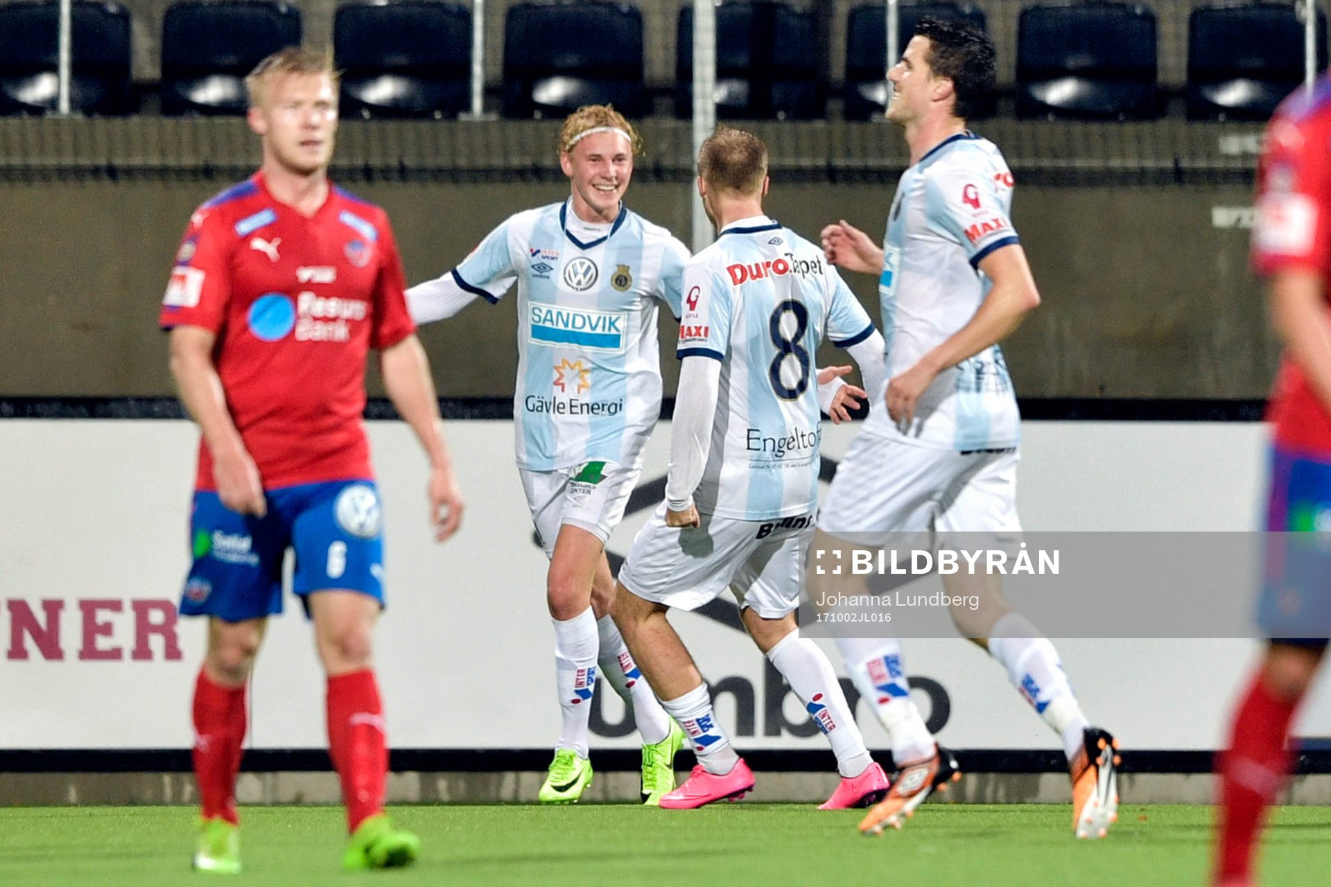 Gefles Adam Bergmark Wiberg jublar med lagkamrater