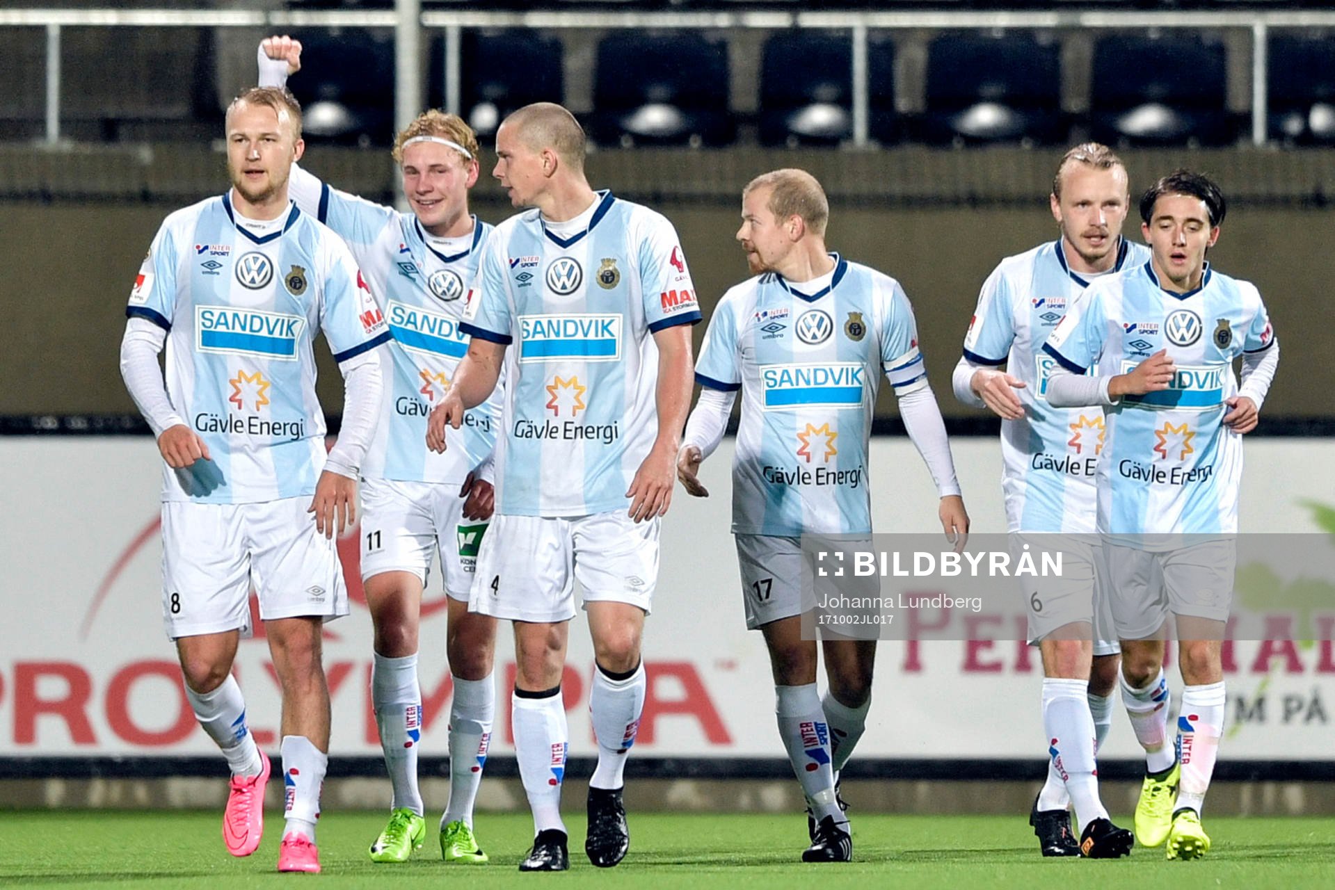 Gefles Adam Bergmark Wiberg jublar med lagkamrater