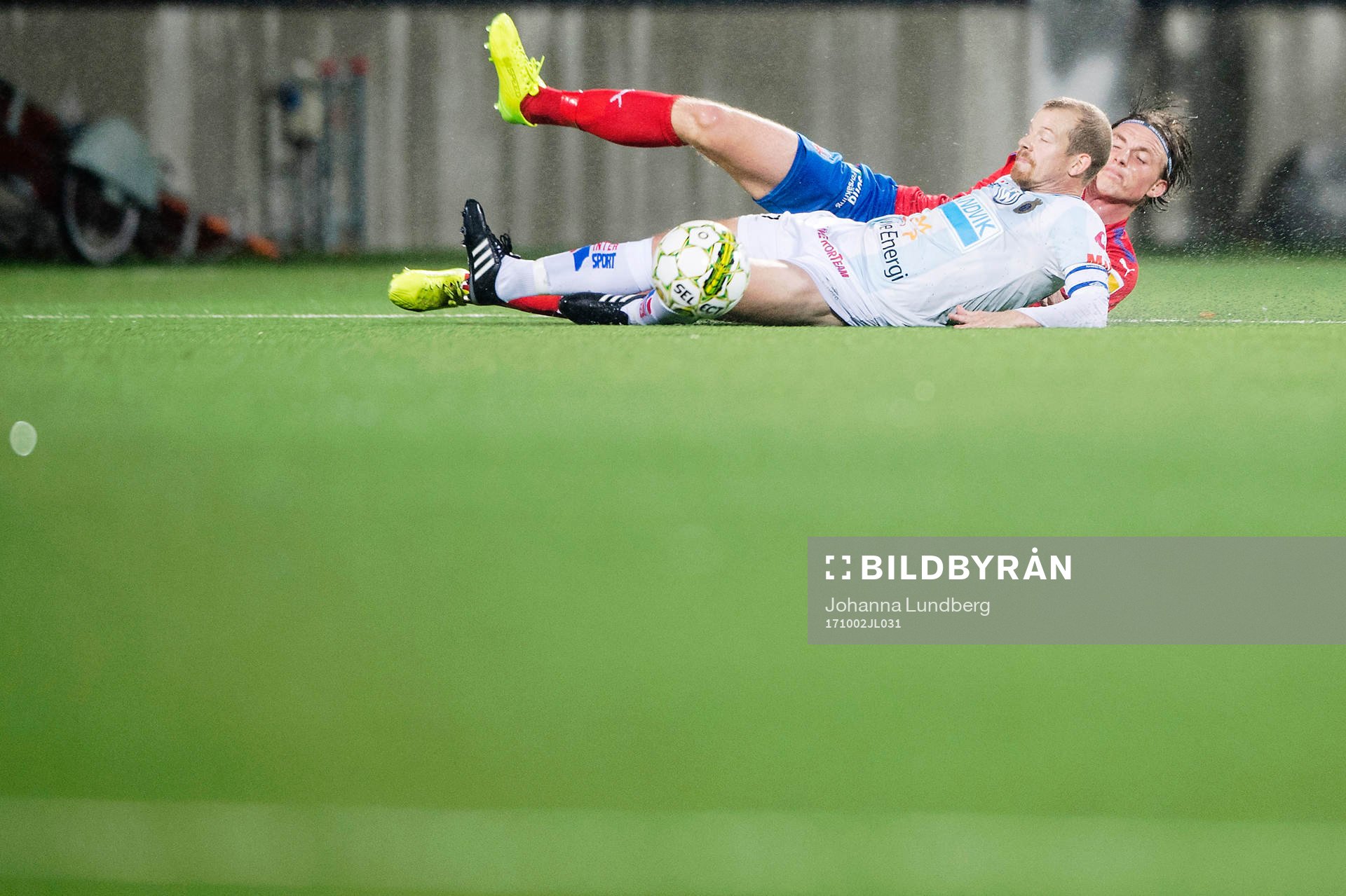 Helsingborgs Carl Johansson fäller Gefles Jonas Lantto under fotbollsmatchen i Superettan mellan Gefle och Helsingborg den 2 oktober 2017 i Gävle.