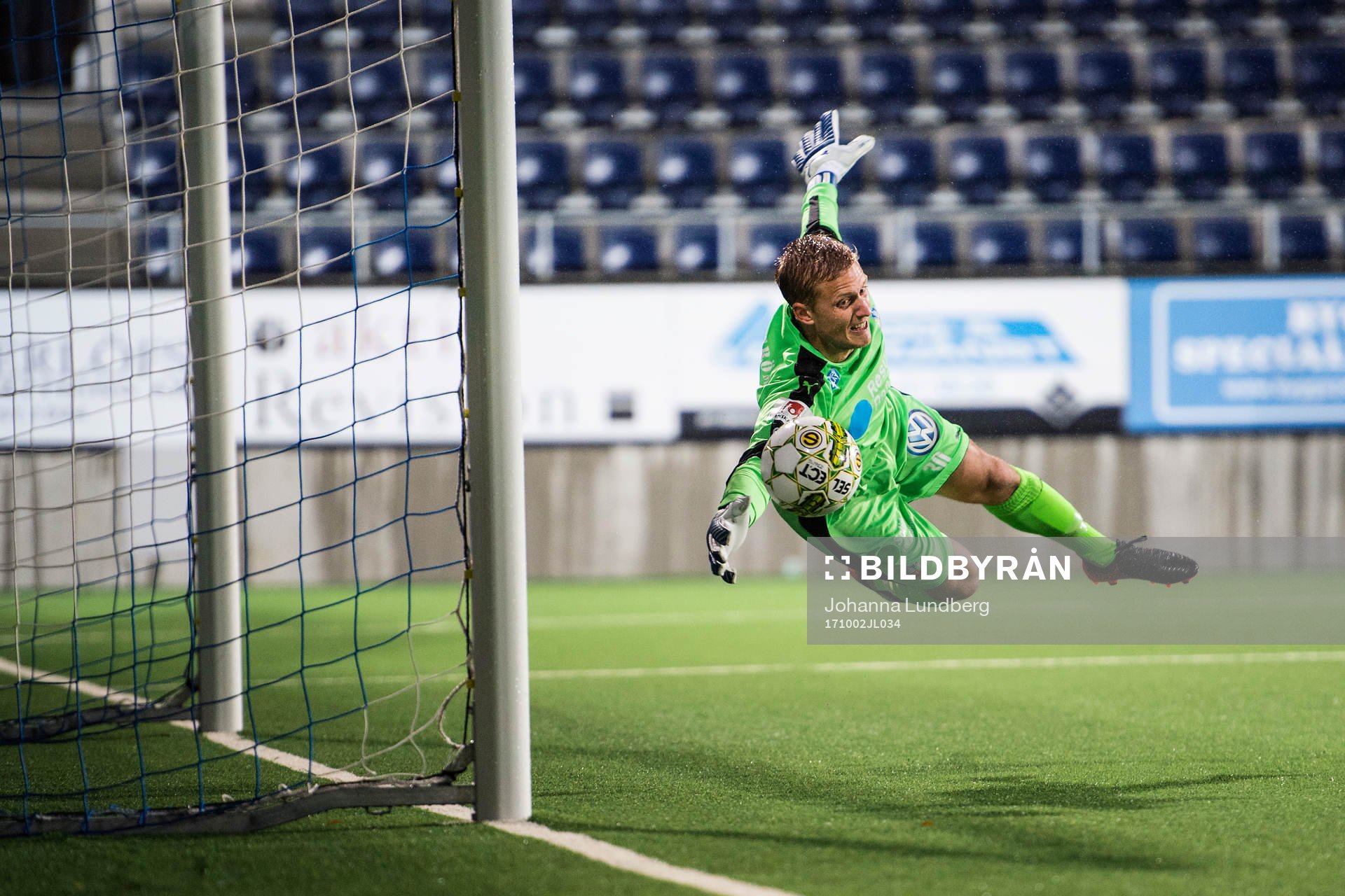 Helsingborgs målvakt Pär Hansson med en räddning