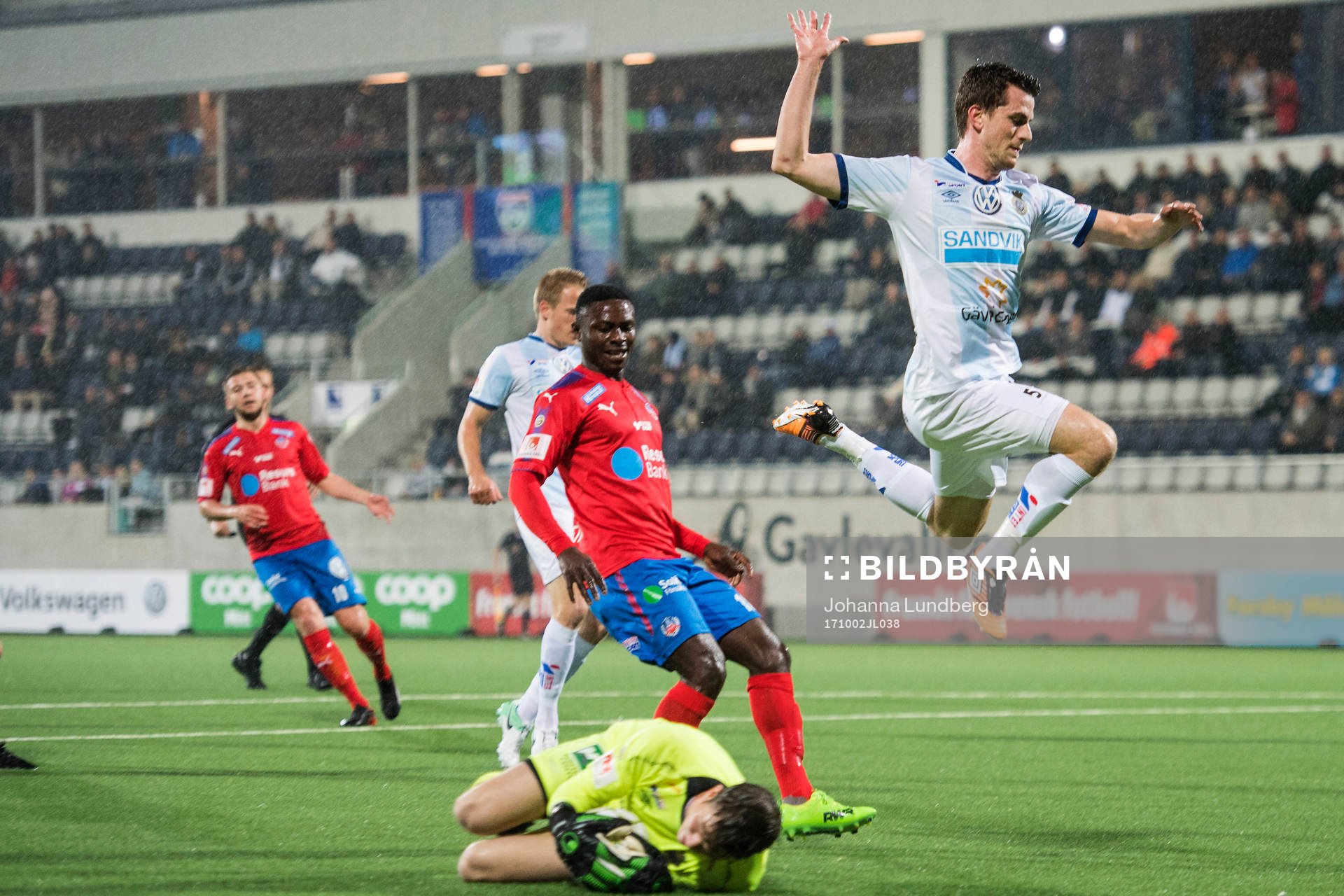 Gefles Jesper Björkman hoppar över målvakt August