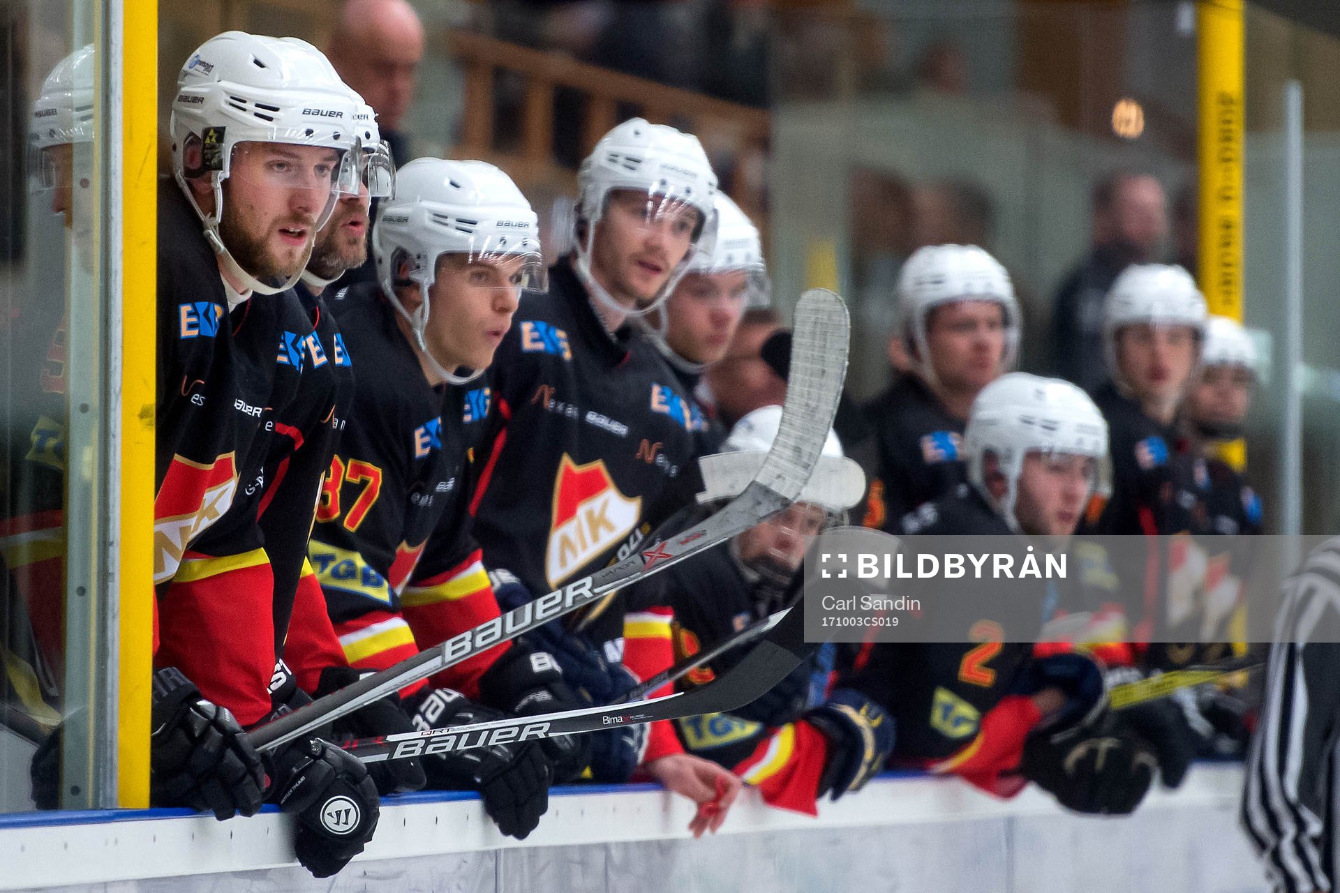 Spelare på nittorps bänk följer ishockeymatchen i