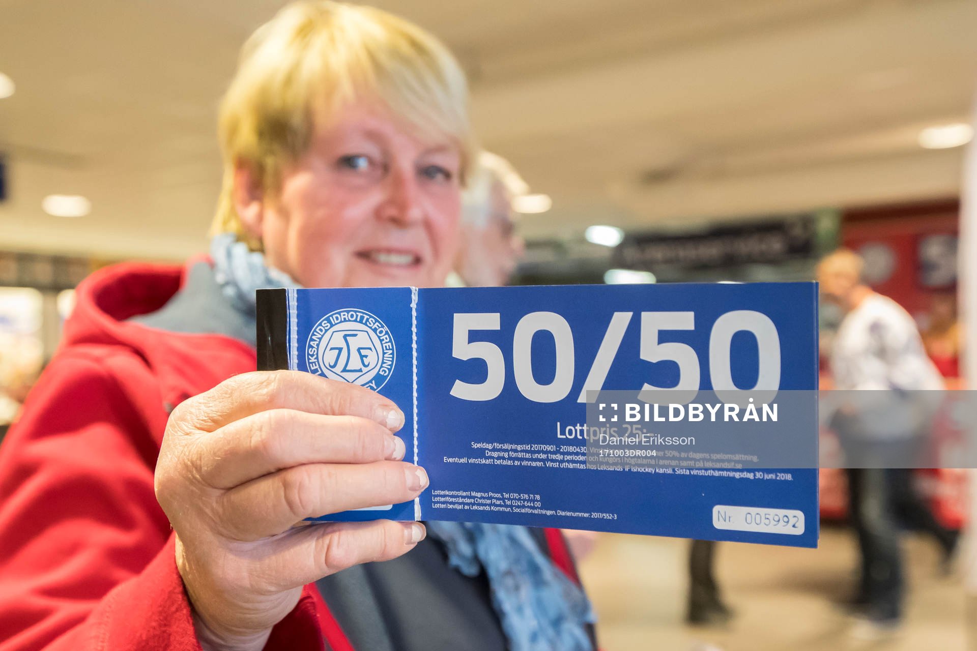 Försäljning av 50-50 lotter innan ishockeymatchen i