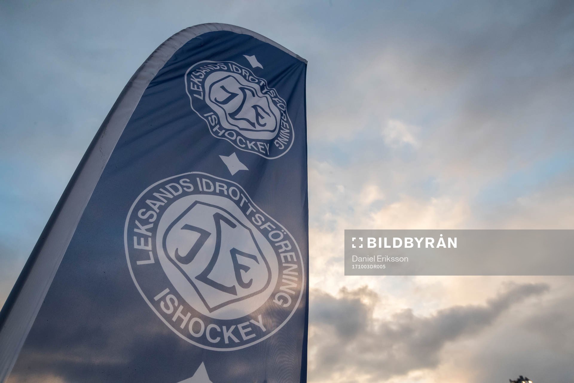 Leksands IF flagga utanför Tegera Arena innan