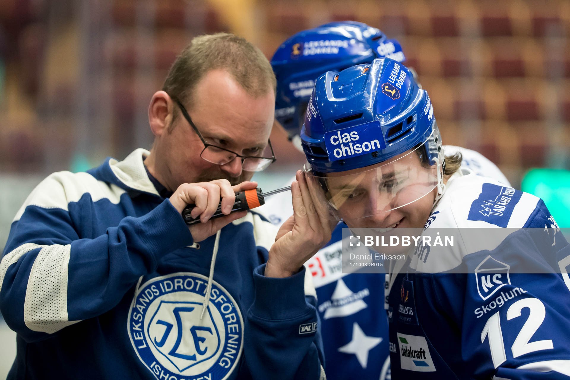 Leksands nya materialförvaltare Rob Flahiff fixar hjälmen