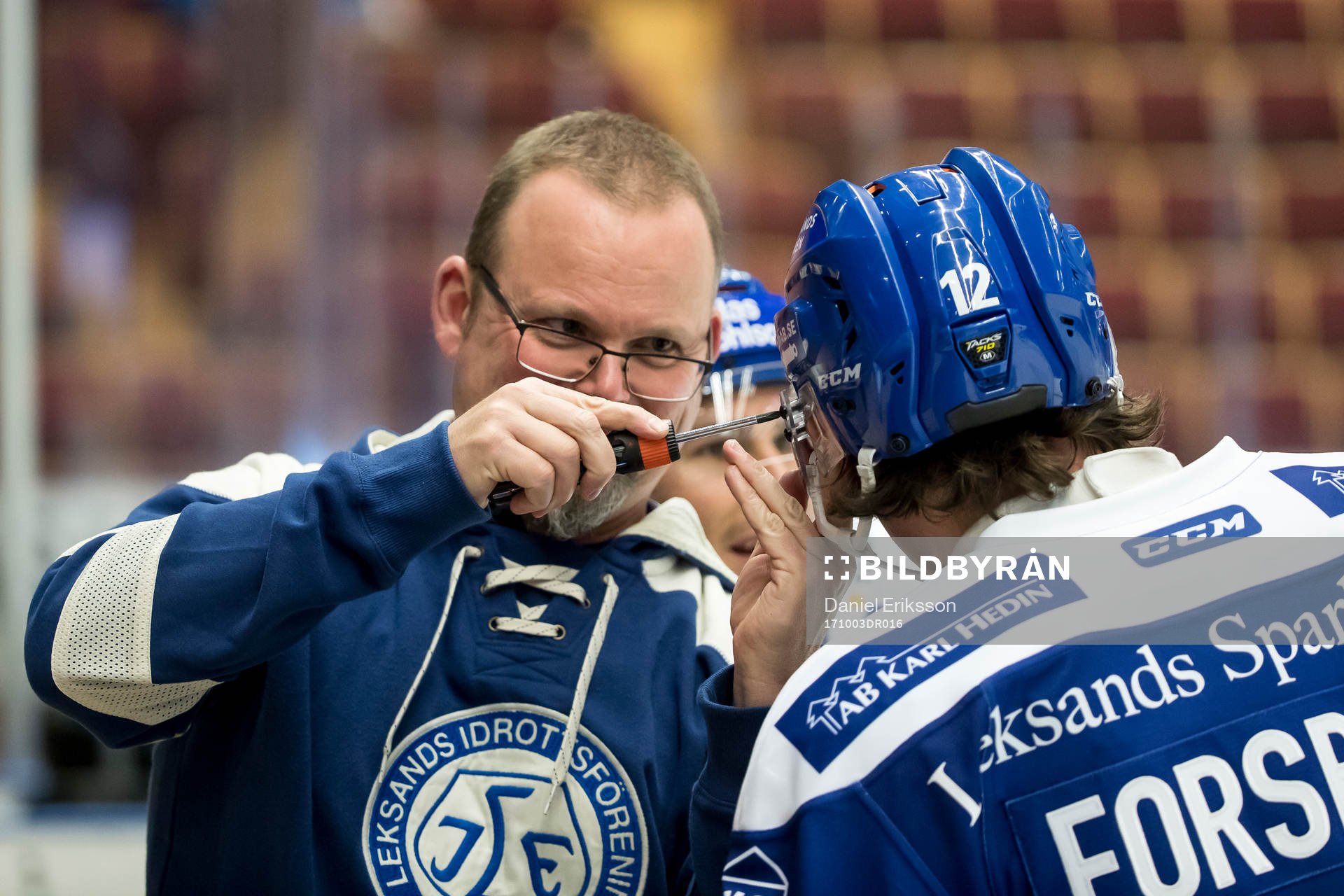 Leksands nya materialförvaltare Rob Flahiff fixar hjälmen
