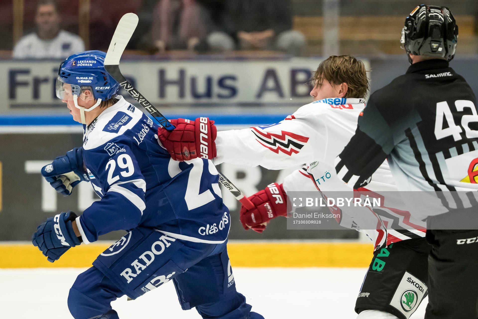 Vita Hästens Christian Kåsastul crosscheckar Leksands
