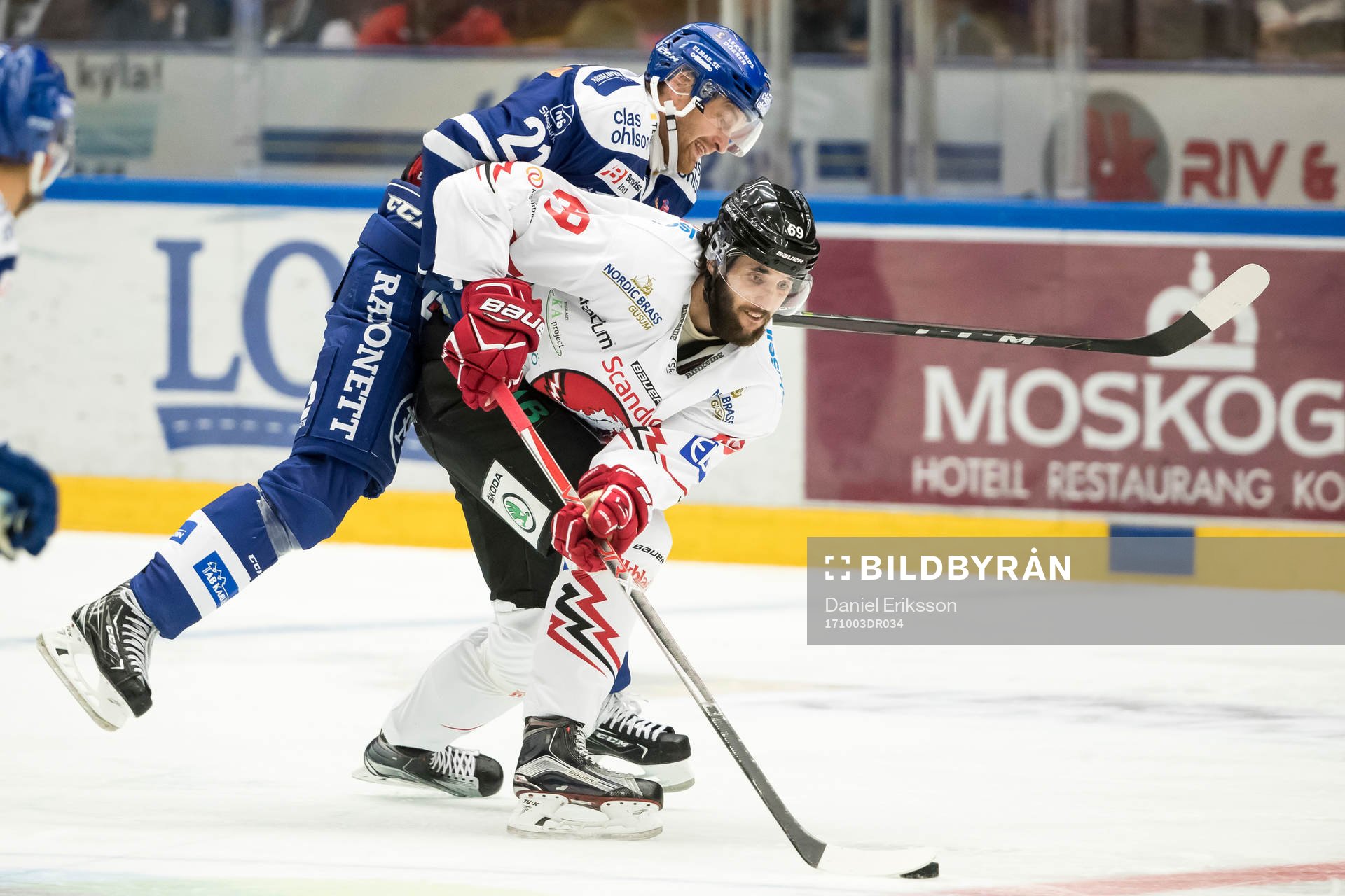 Leksands Mattias Ritola och Vita Hästens Emil Eriksson  i