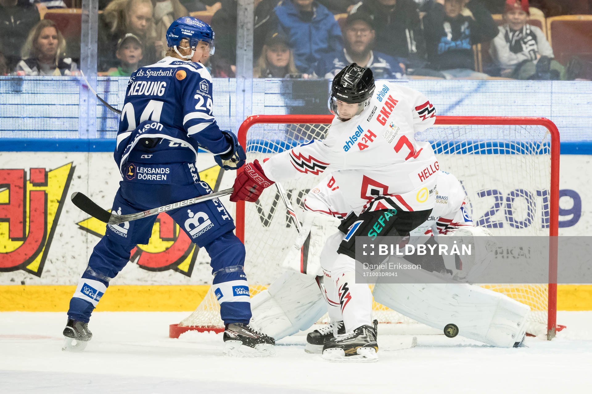 Leksands Isak Skedung framför Vita Hästens målvakt