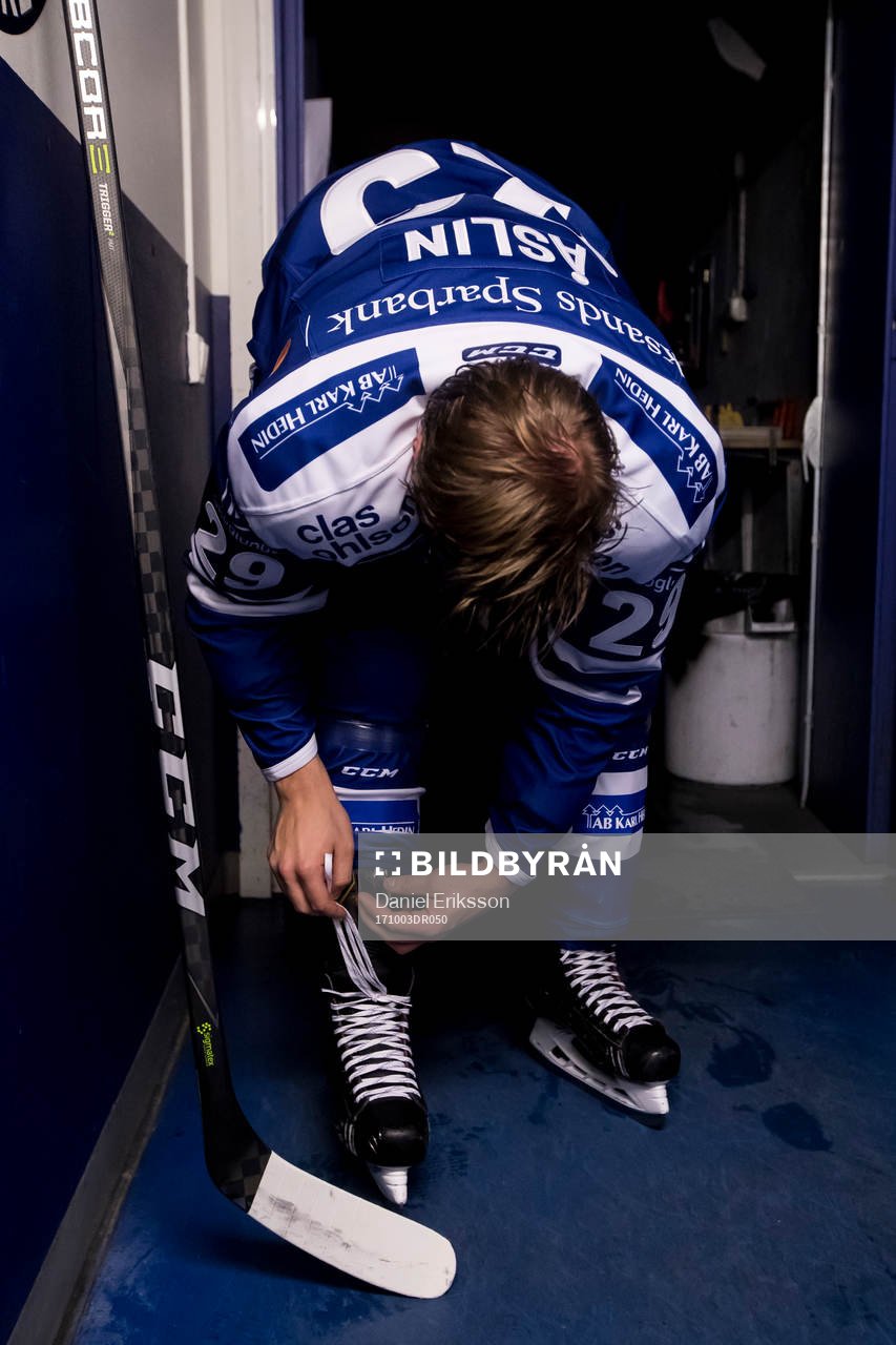 Leksands David Åslin  innan ishockeymatchen i