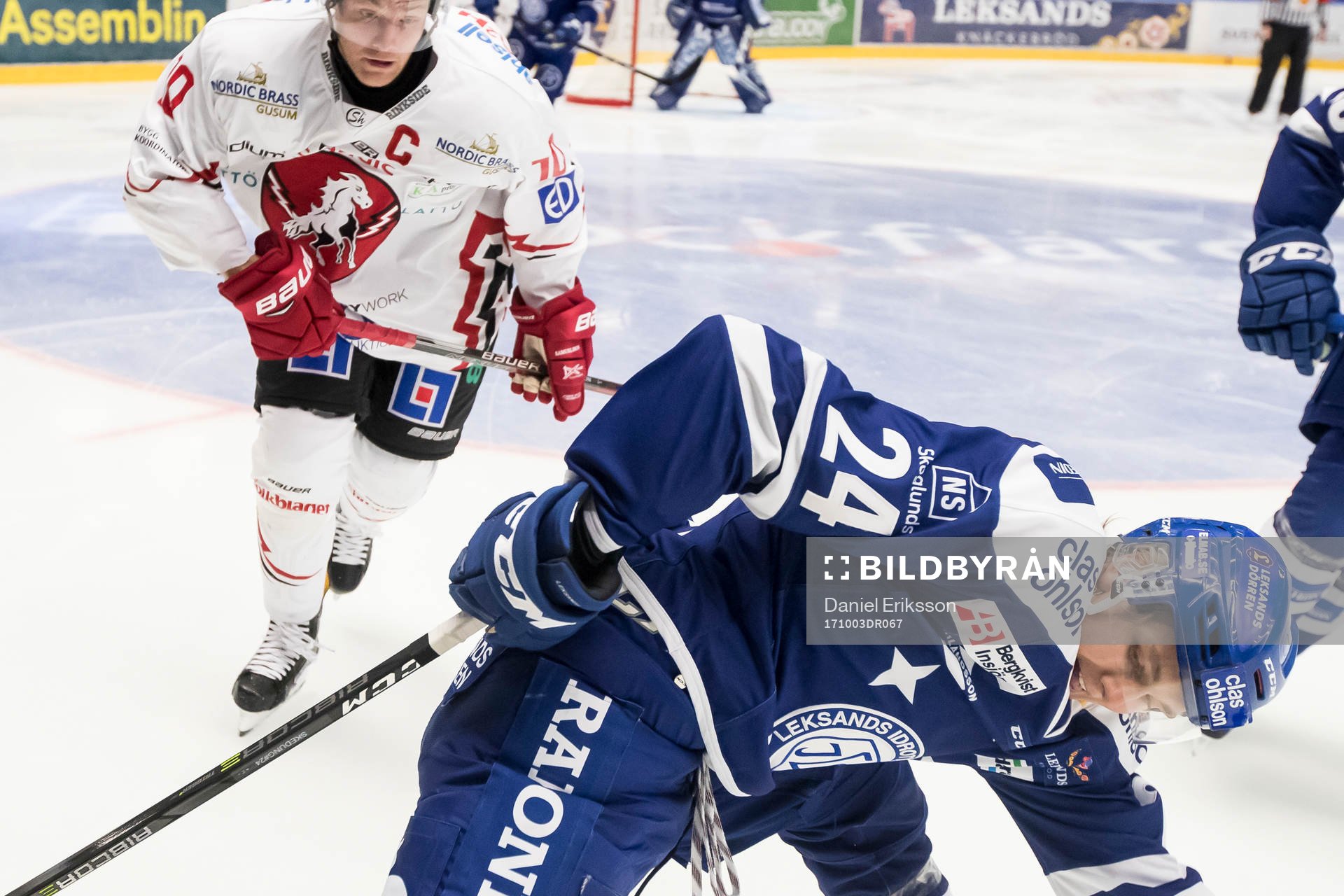 Leksands Isak Skedung och Vita Hästens Rikard Olsen  i