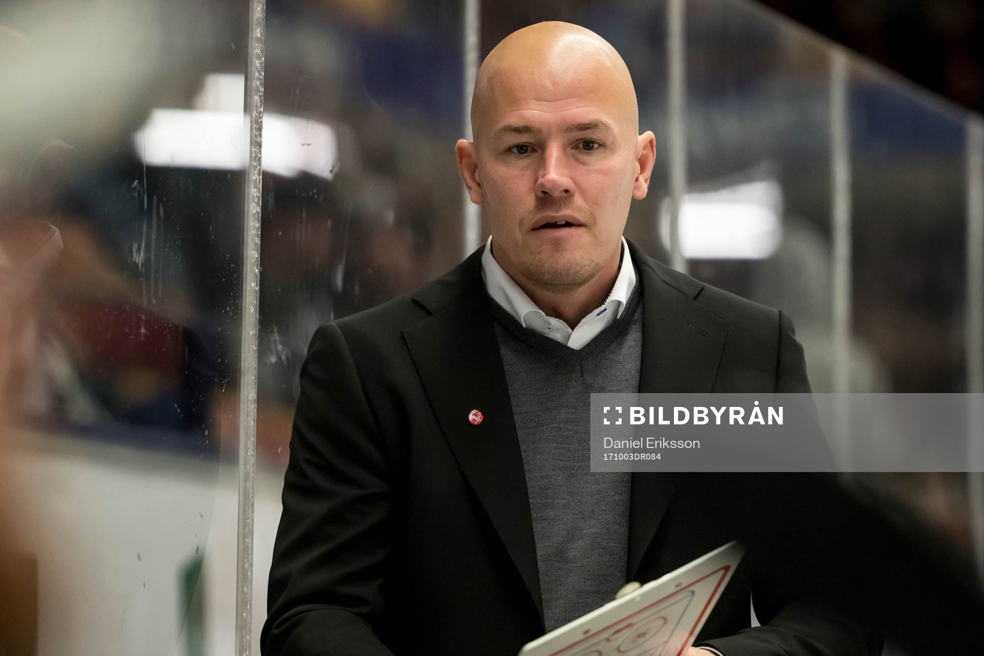 Vita Hästens tränare Jonas Johnson i ishockeymatchen i
