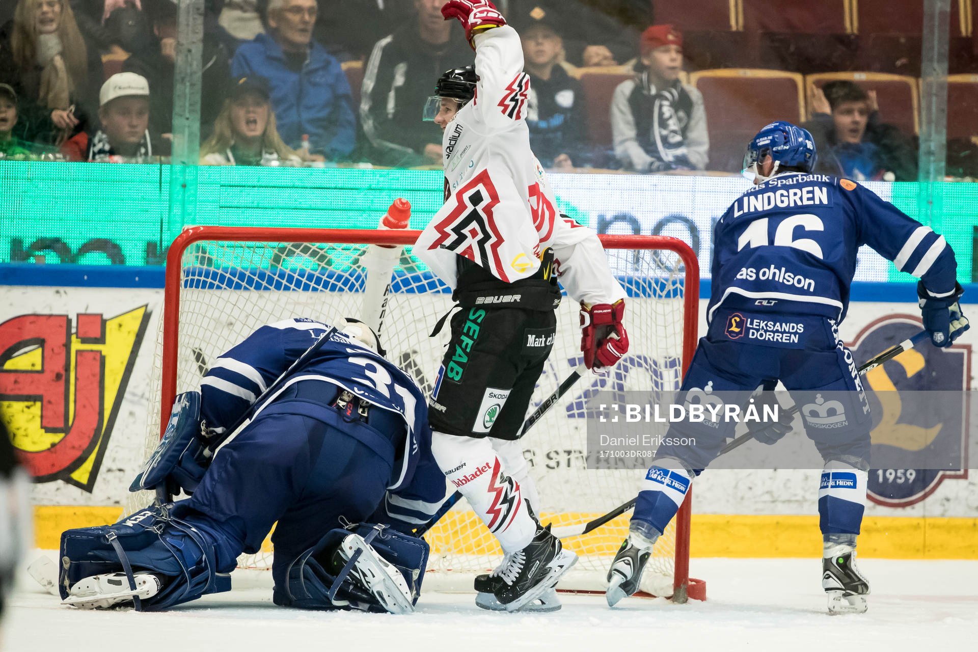 Vita Hästens Mattias Kalin jublar framför Leksands