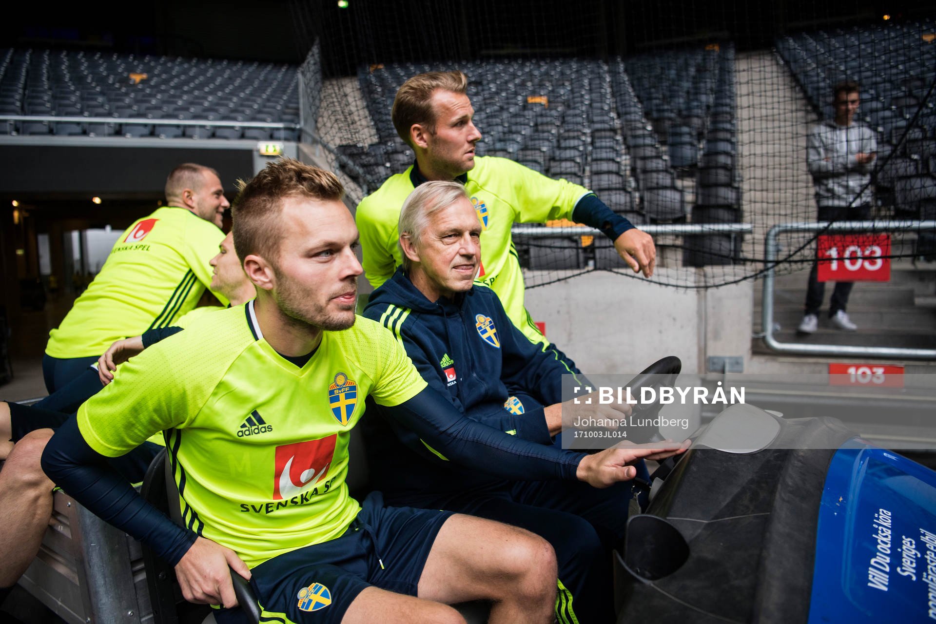 Landslagschef Lars Richt skjutsar Sebastian Larsson och Ola