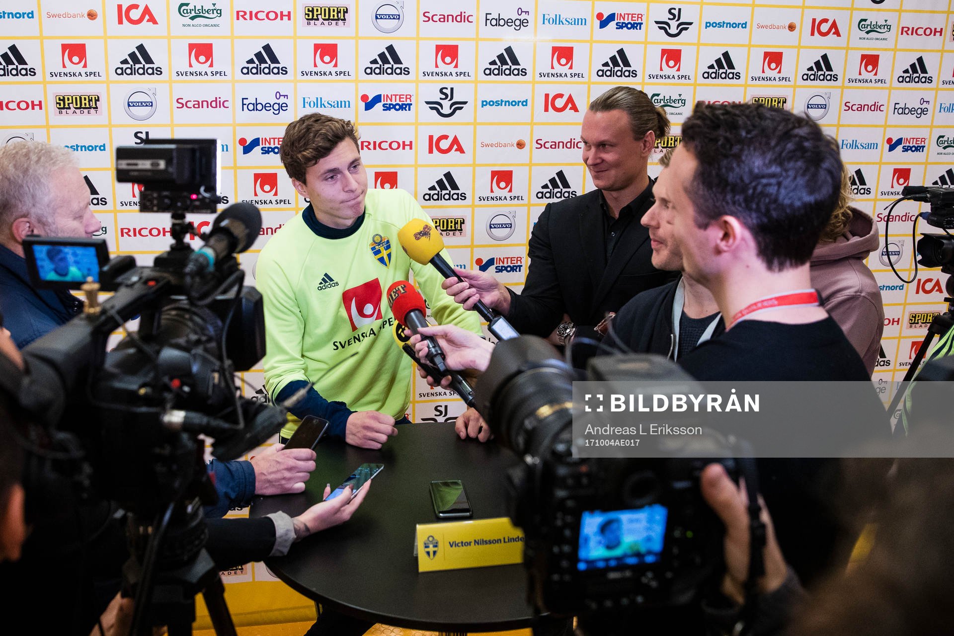 Sveriges Victor Nilsson Lindelöf intervjuas av media i mixed zone efter en träning med Sveriges fotbollslandslag den 4 oktober 2017 i Stockholm.