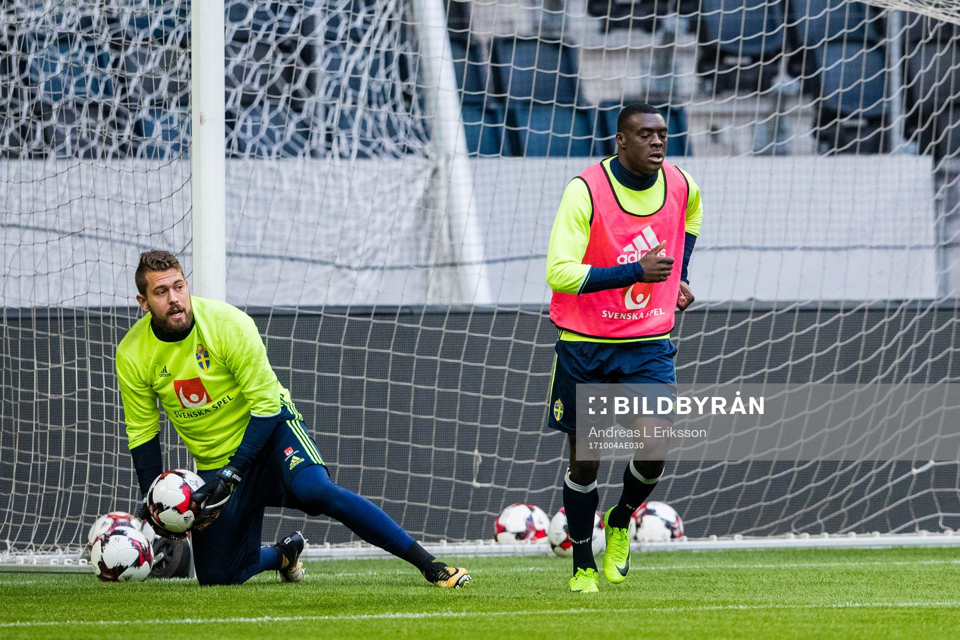Sveriges målvakt Kristoffer Nordfeldt och Ken Sema