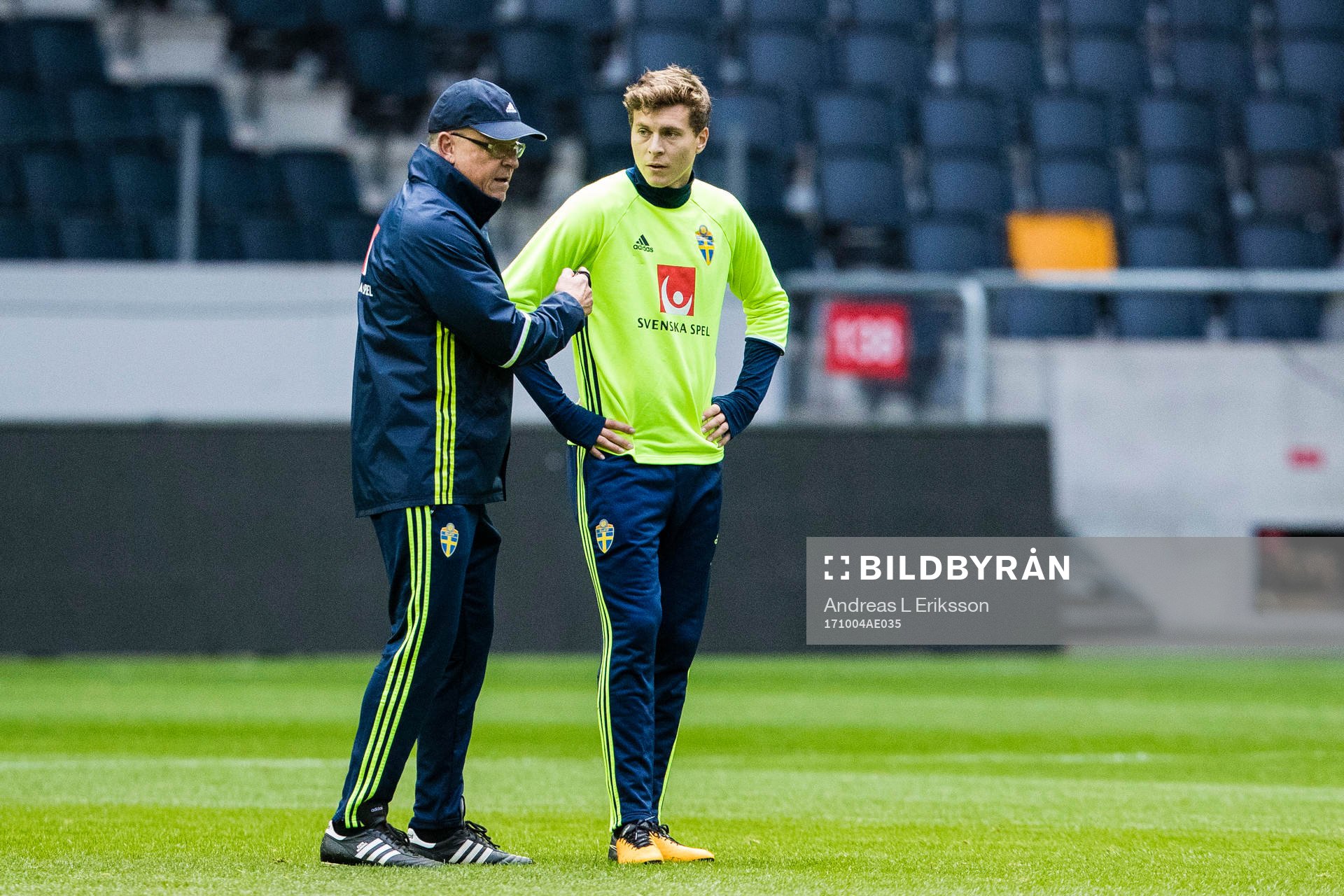 Sveriges förbundskapten Janne Andersson och Victor Nilsson