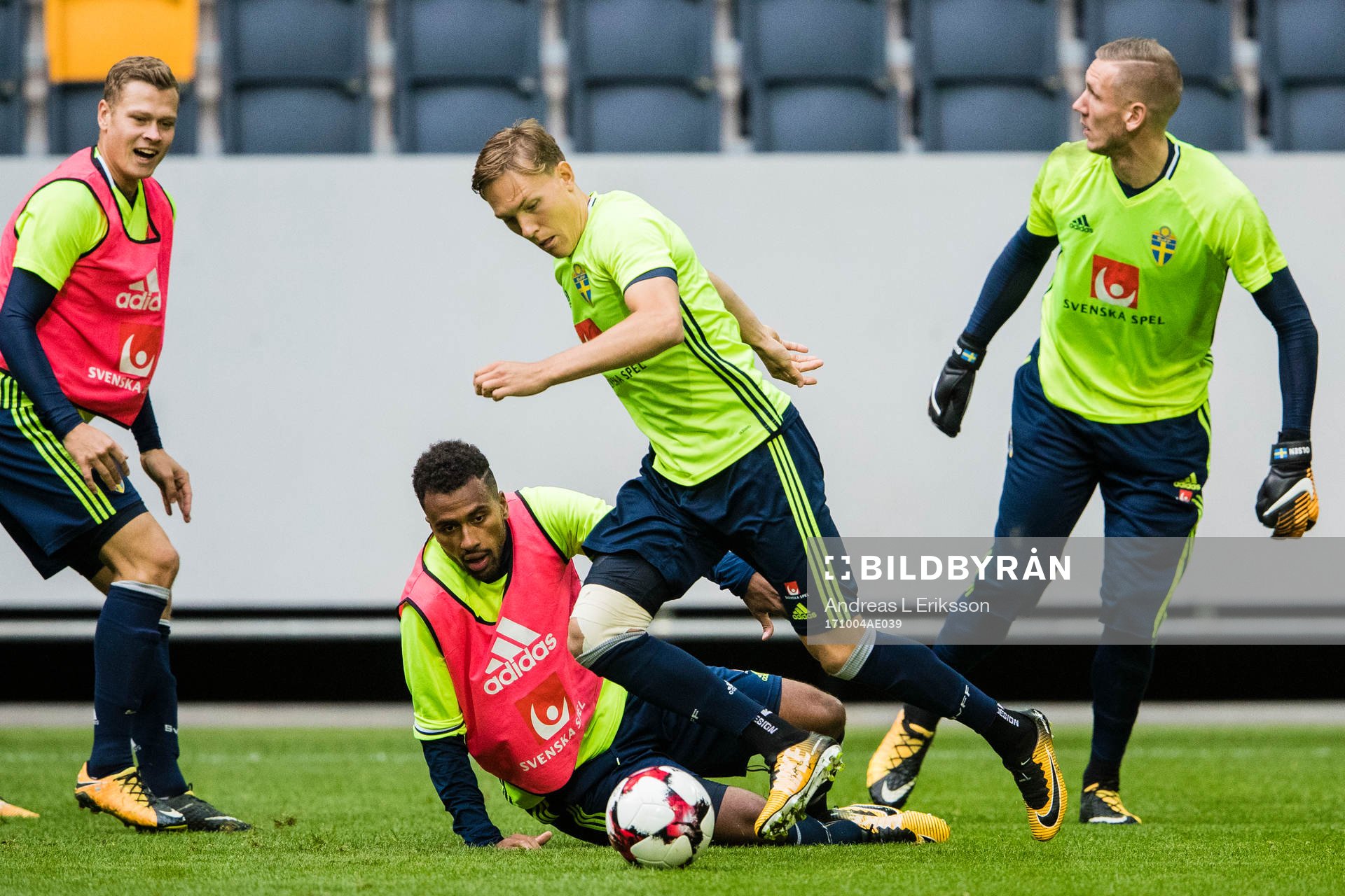 Sveriges Isaac Kiese Thelin i kamp om bollen med Sveriges Ludwig Augustinsson under en träning med Sveriges fotbollslandslag den 4 oktober 2017 i Stockholm.