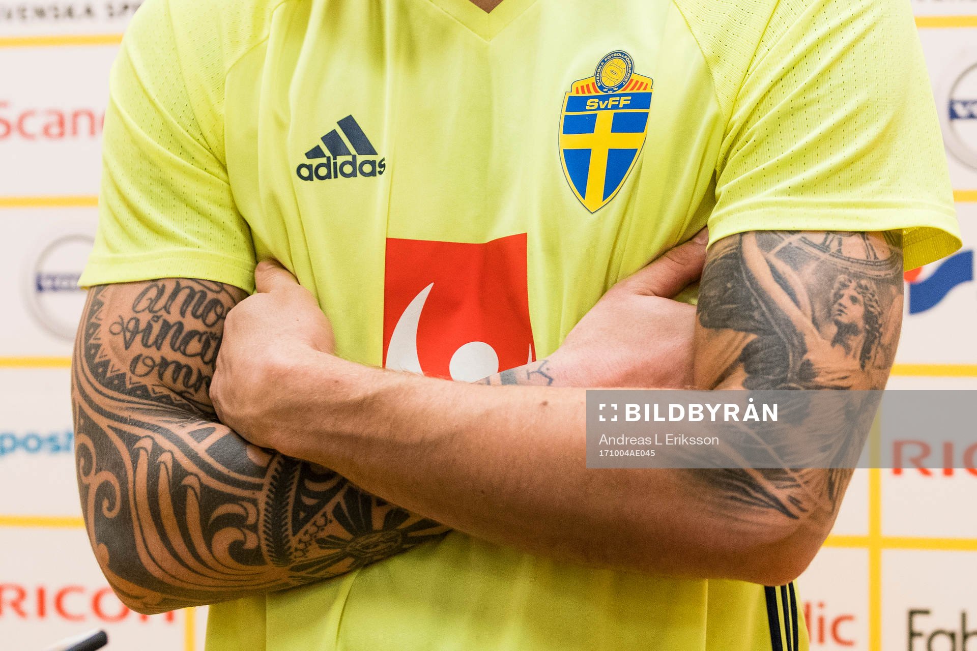 Tatueringar tillhörande Sveriges målvakt Kristoffer Nordfeldt efter en träning med Sveriges fotbollslandslag den 4 oktober 2017 i Stockholm.