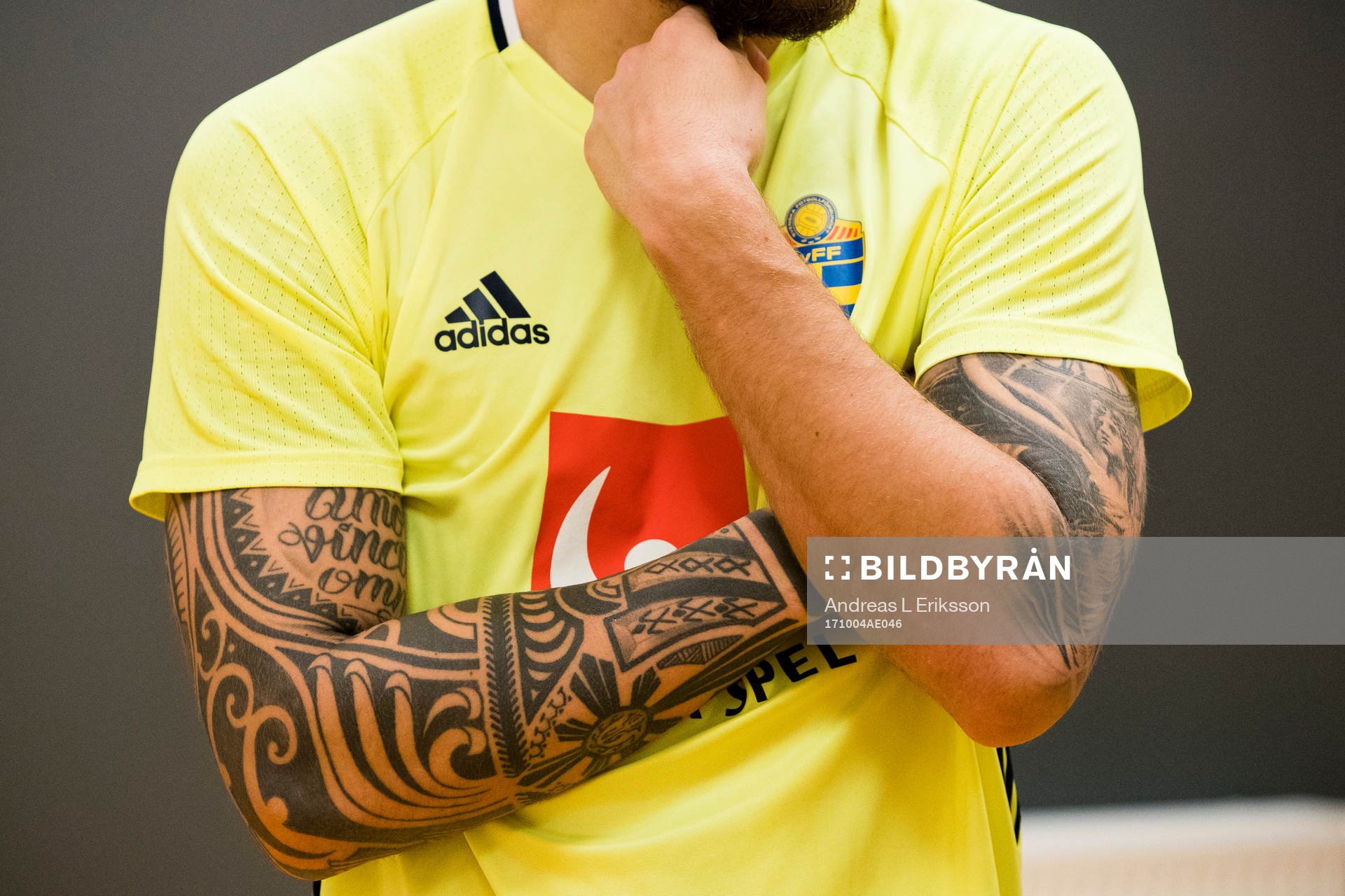 Tatueringar tillhörande Sveriges målvakt Kristoffer Nordfeldt efter en träning med Sveriges fotbollslandslag den 4 oktober 2017 i Stockholm.
